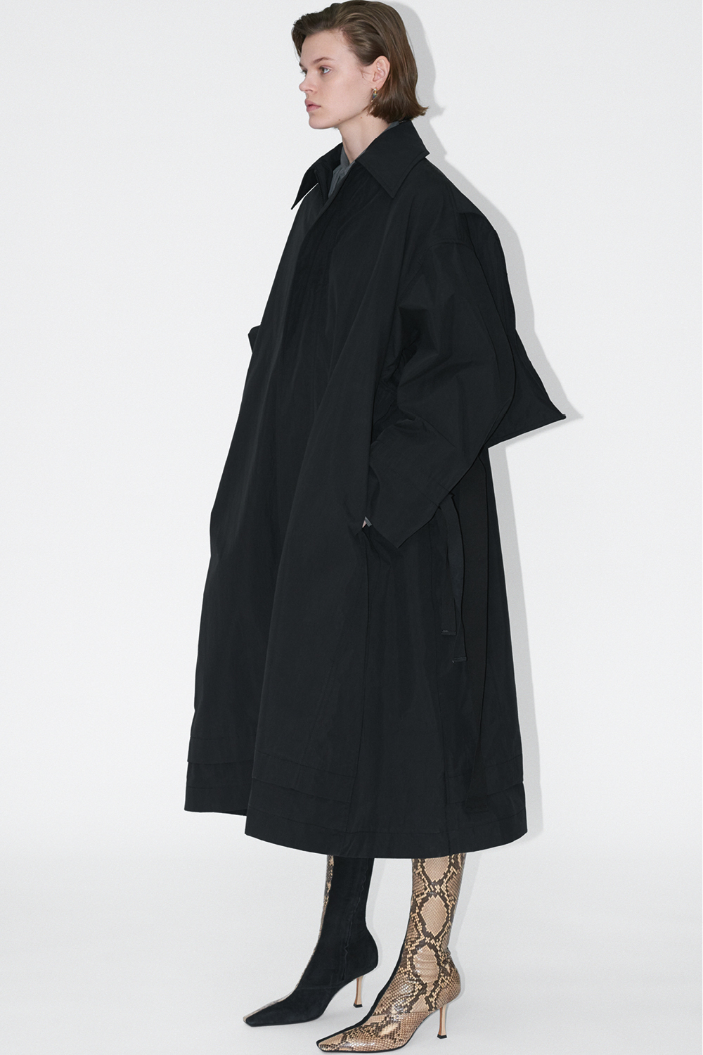 Phoebe Philo's final Céline collection: black oversized coat and snakeskin boots