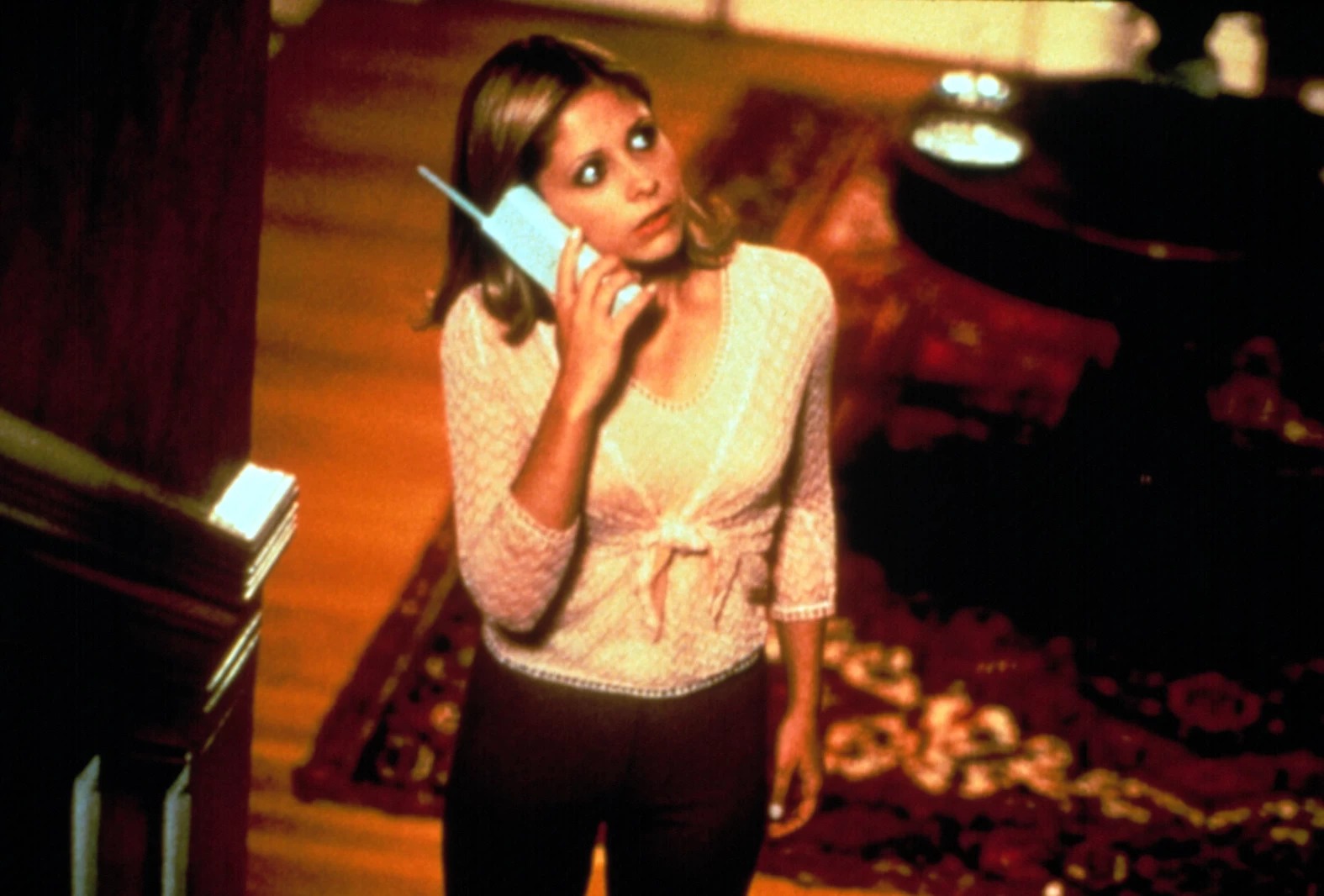 Sarah Michelle Gellar on the phone in SCREAM movie