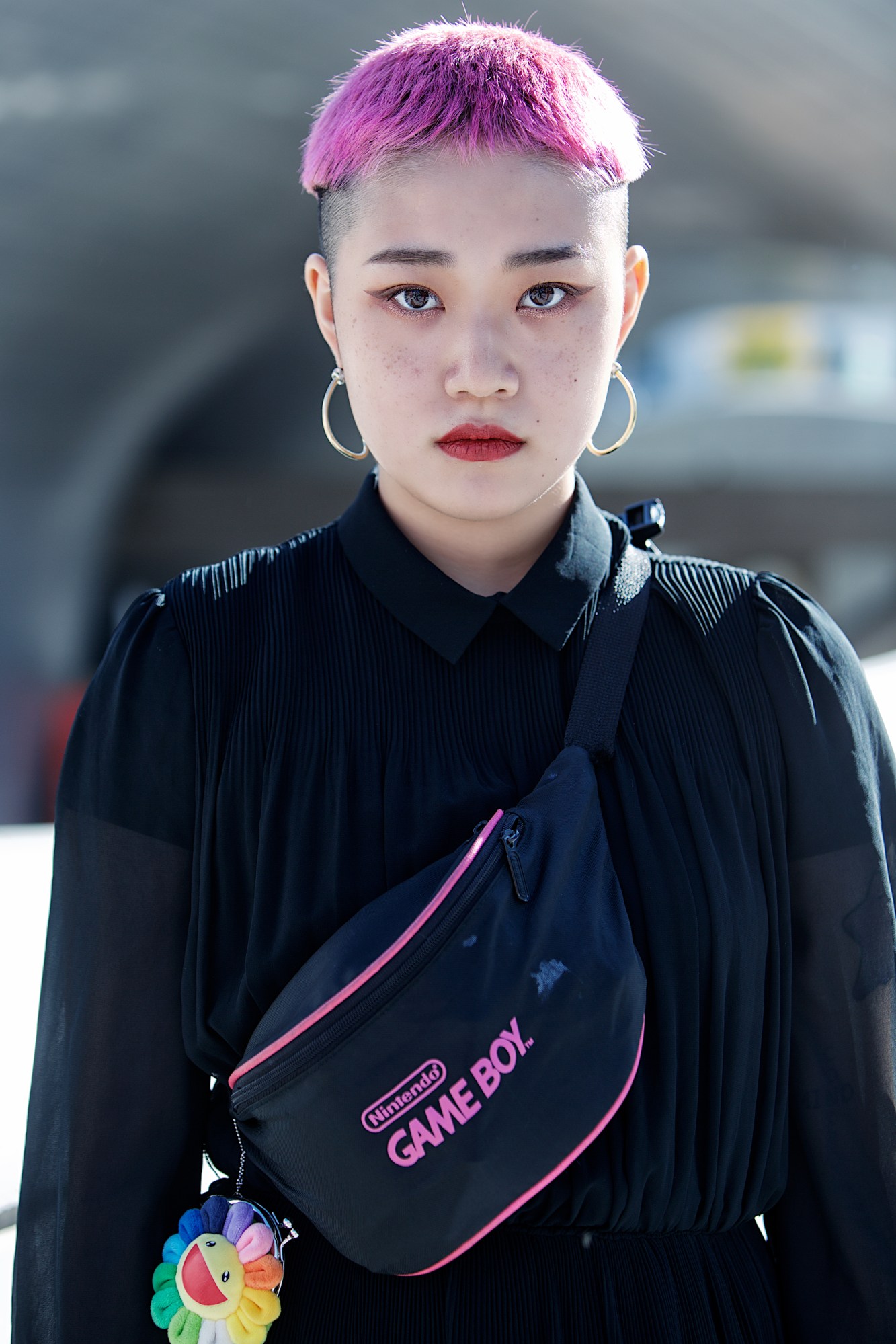 Pink-haired girl photographed at Seoul Fashion Week.