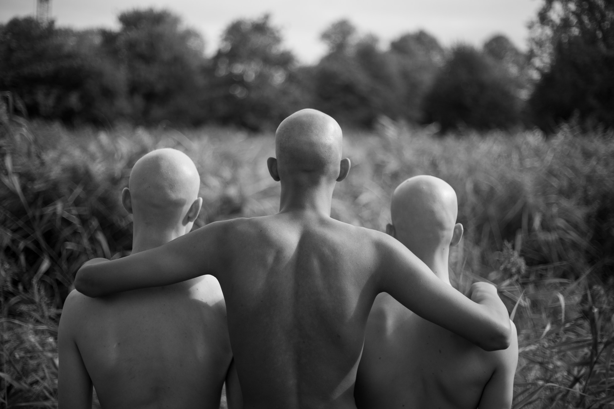 Drie jongens van achteren gefotografeerd