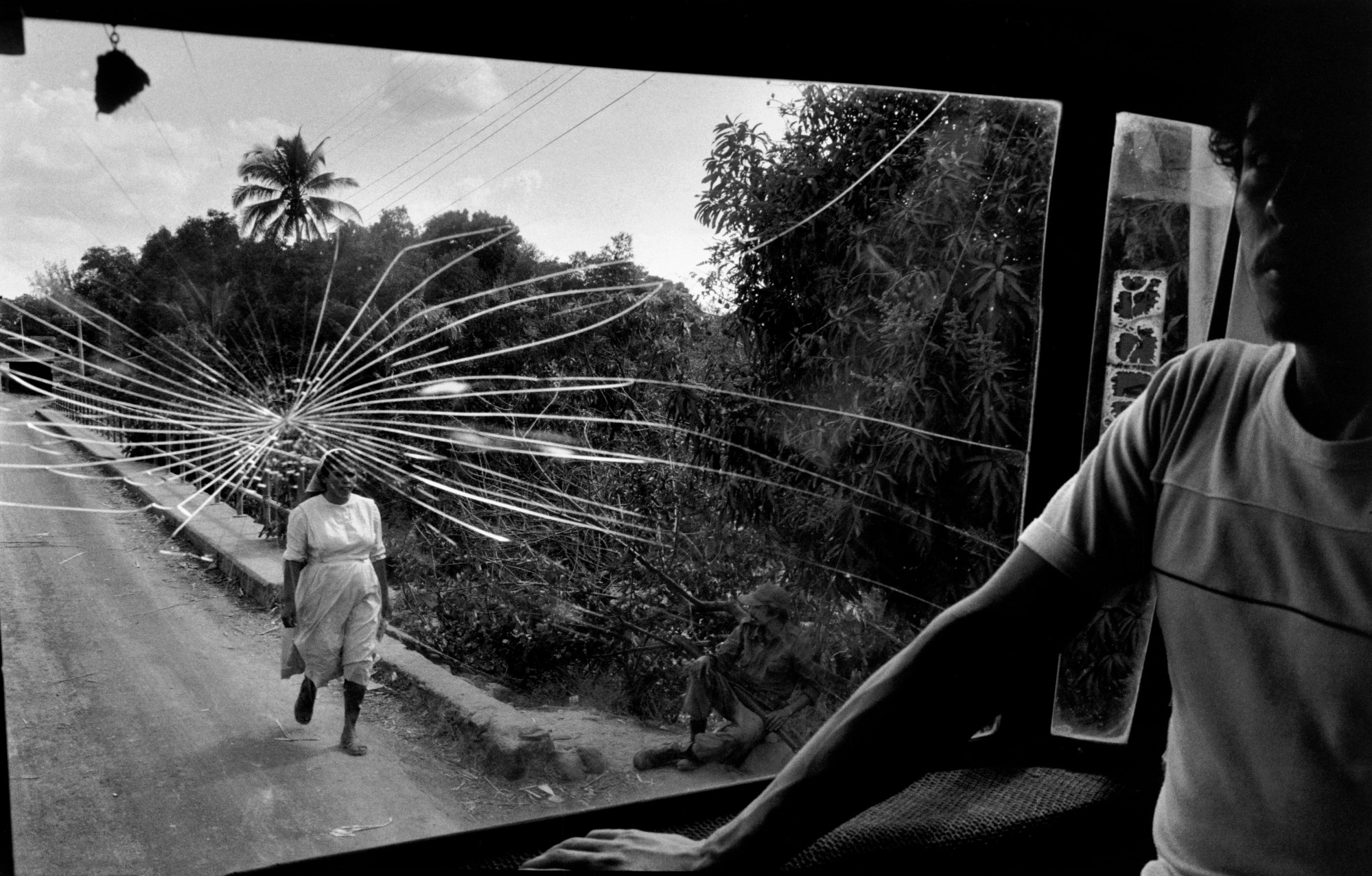 Susan-Meiselas photographs a woman in El Salvador