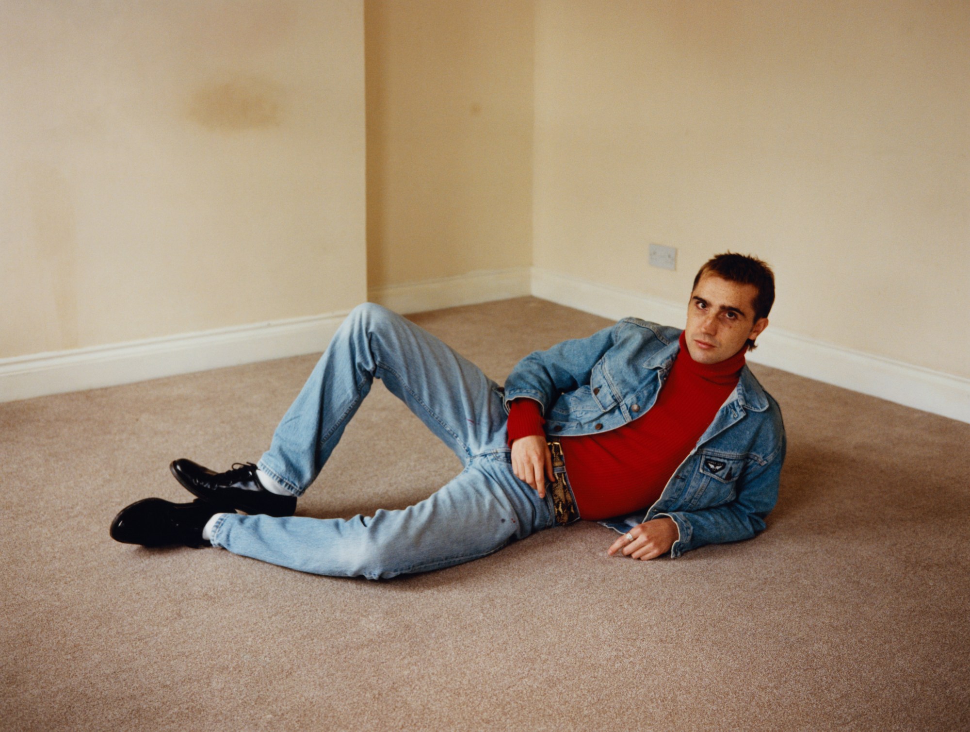 maxwell tomlinson photographs a man lying down on the floor