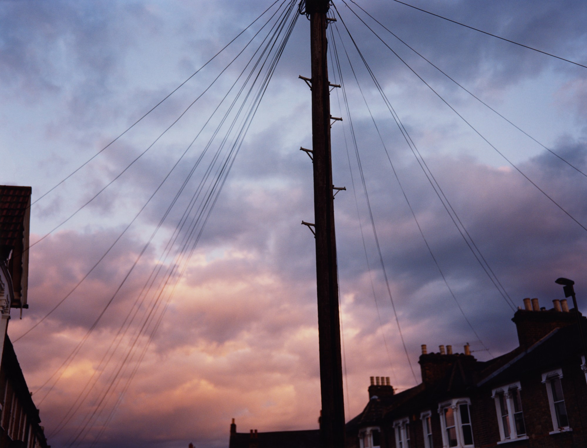 maxwell tomlinson photographs the sunsetting on a street in london