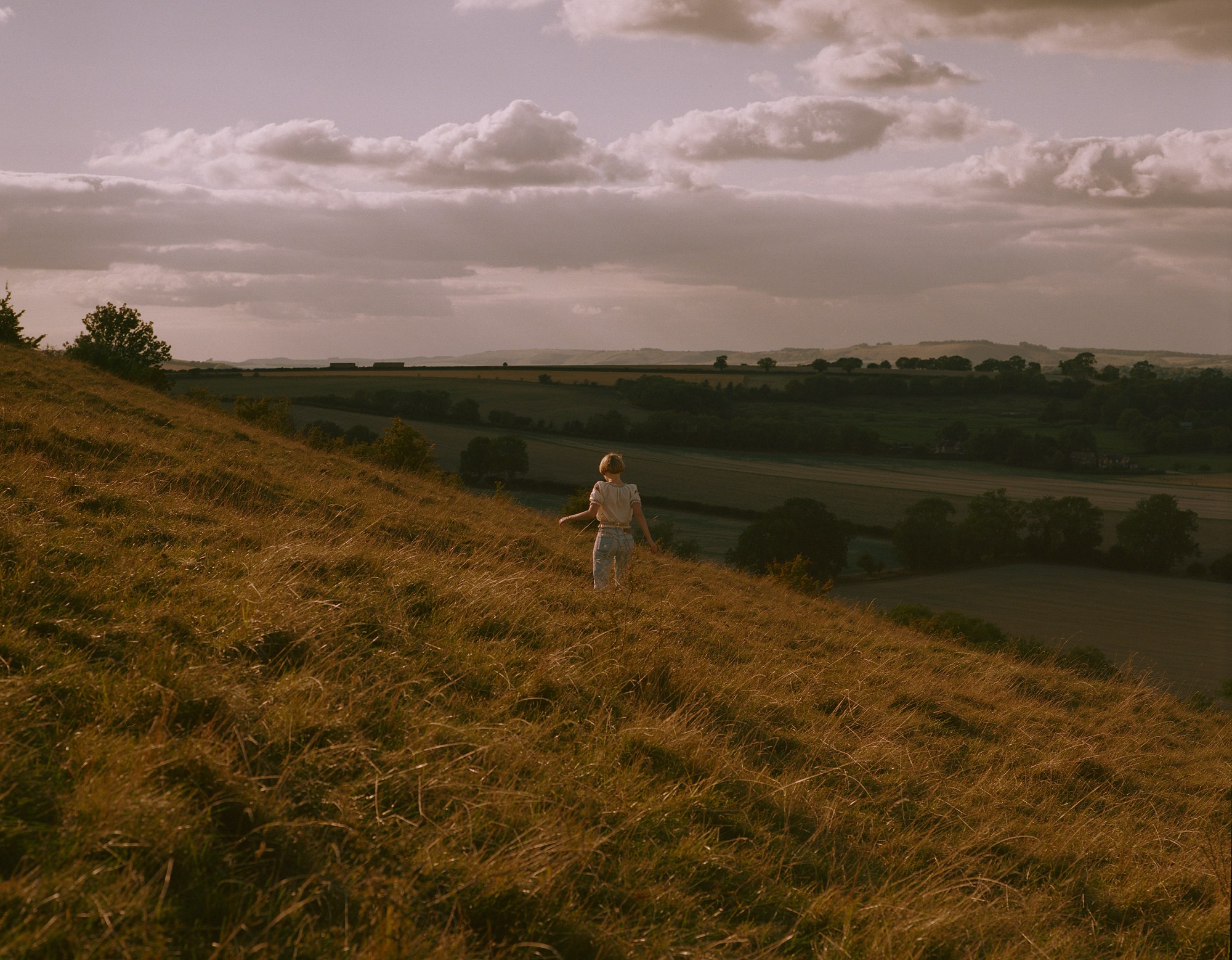 zachary chick photographs a girl in a field