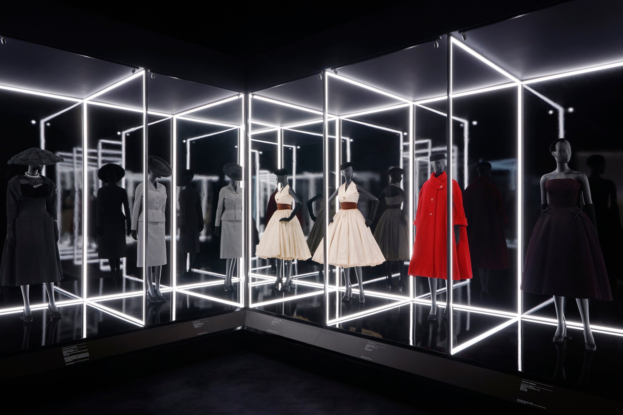 1548861945368-V_A_Christian-Dior-Designer-of-Dreams-exhibition_The-Dior-Line-section-c-ADRIEN-DIRAND-7