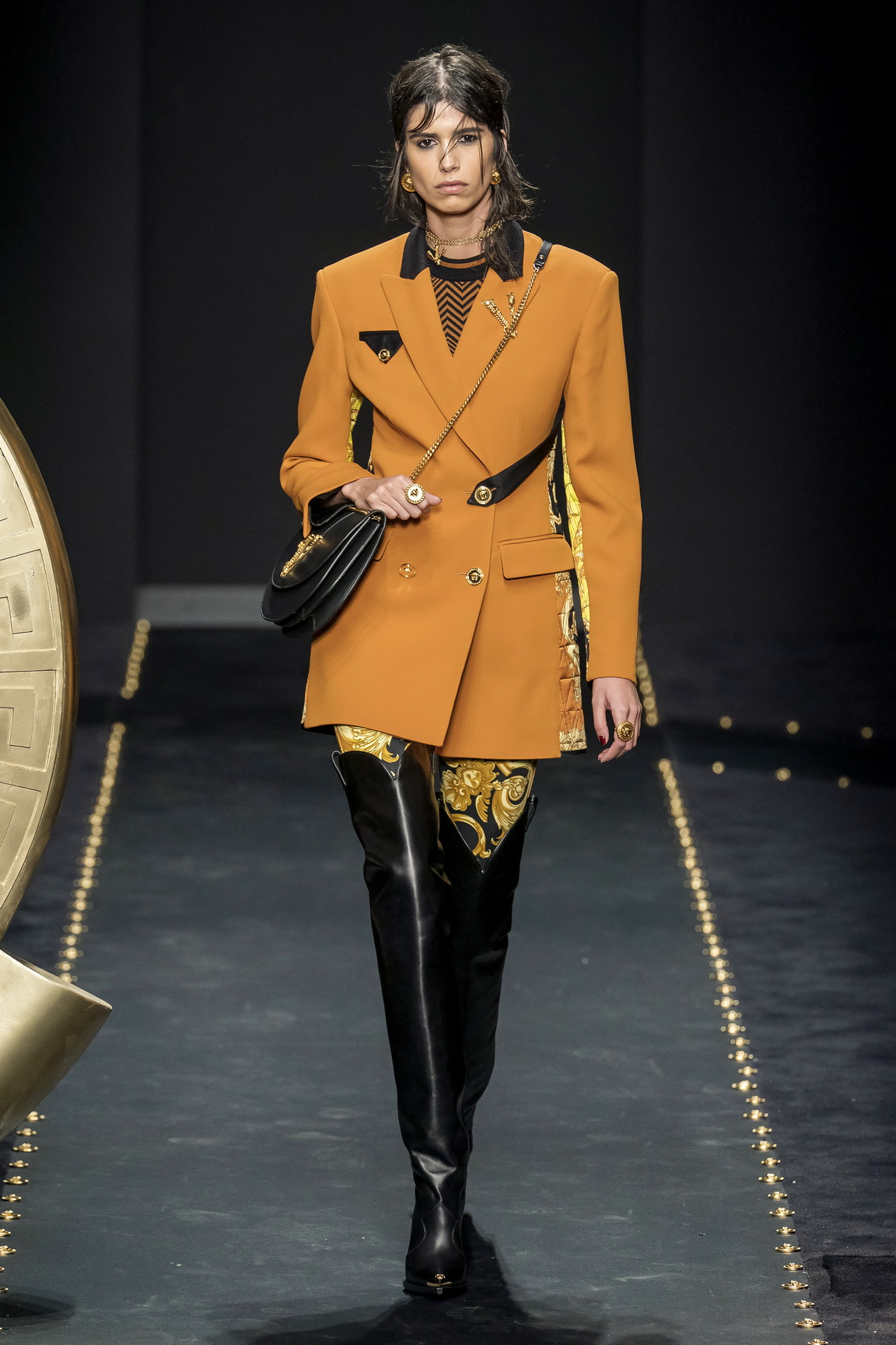 1550926879678-AW19C-Versace-004