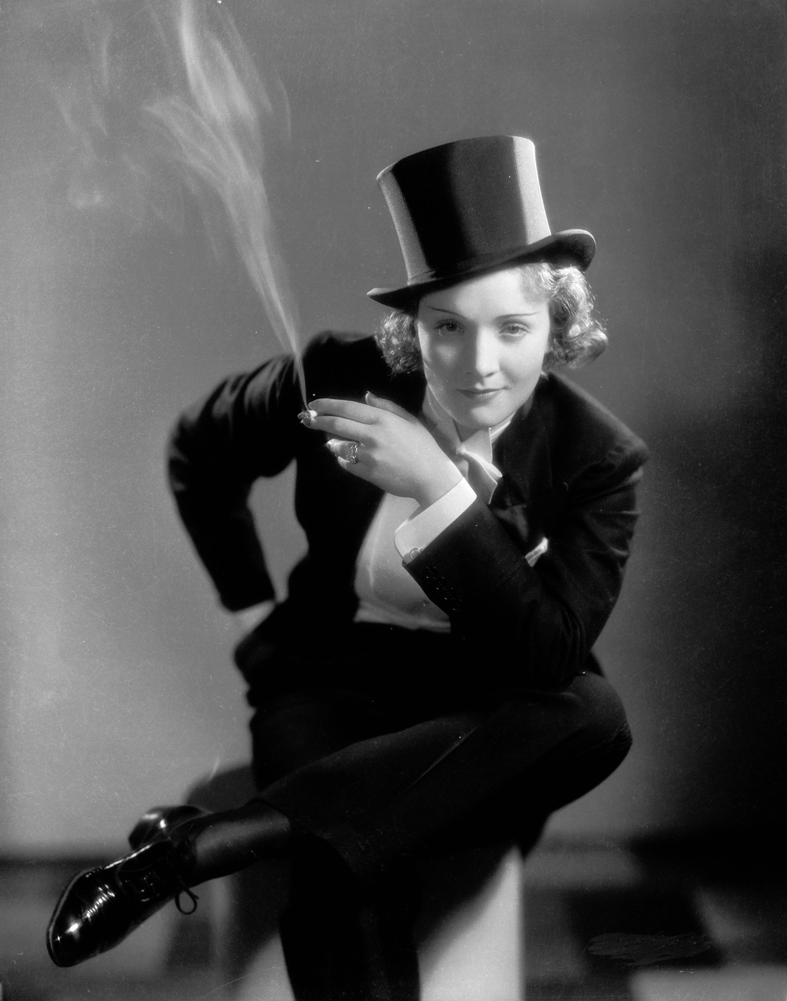 1557335374290-3_Smoking-Amy_Marlene-Dietrich