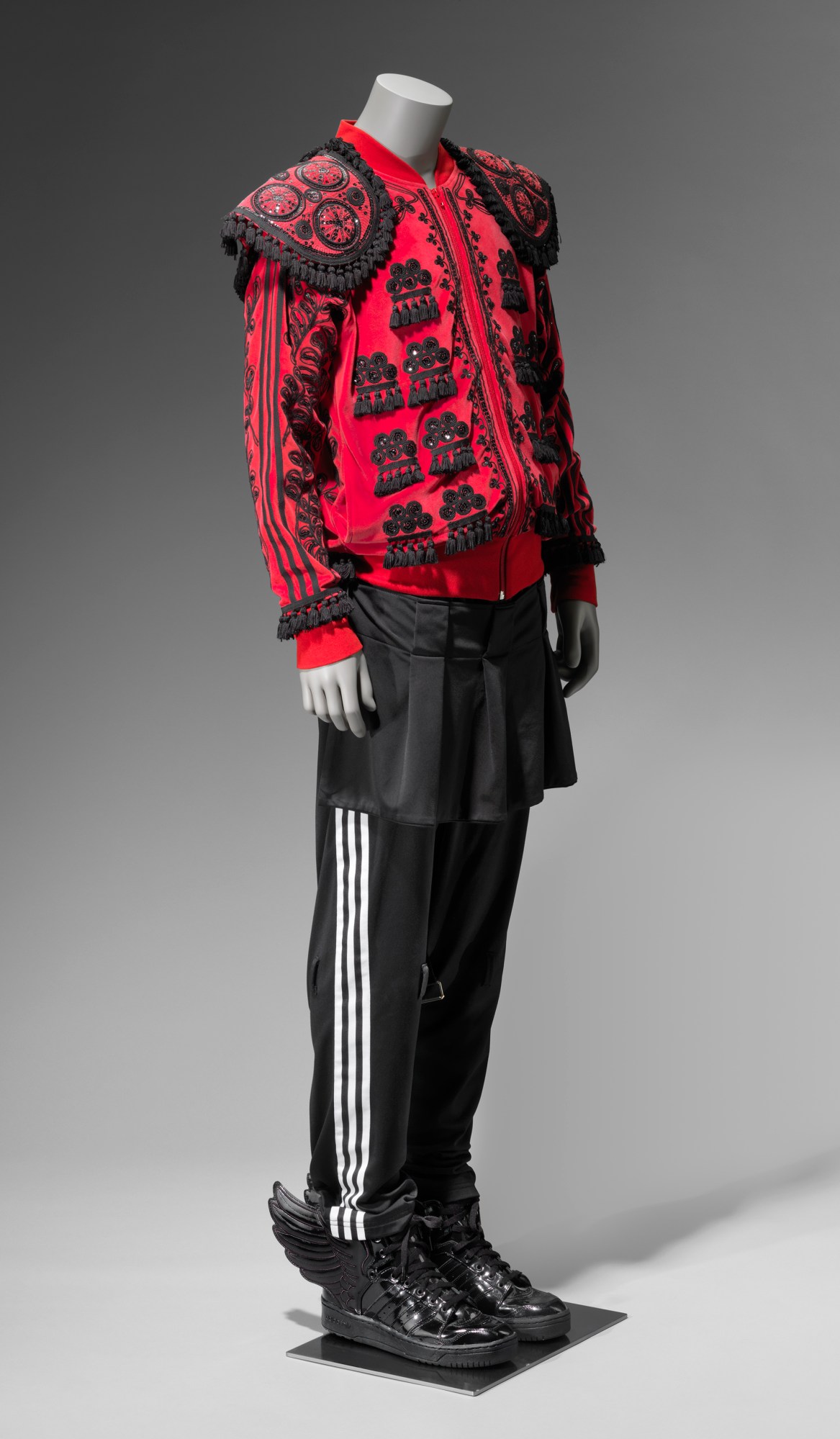 1557335743437-10_Adidas_ensemble