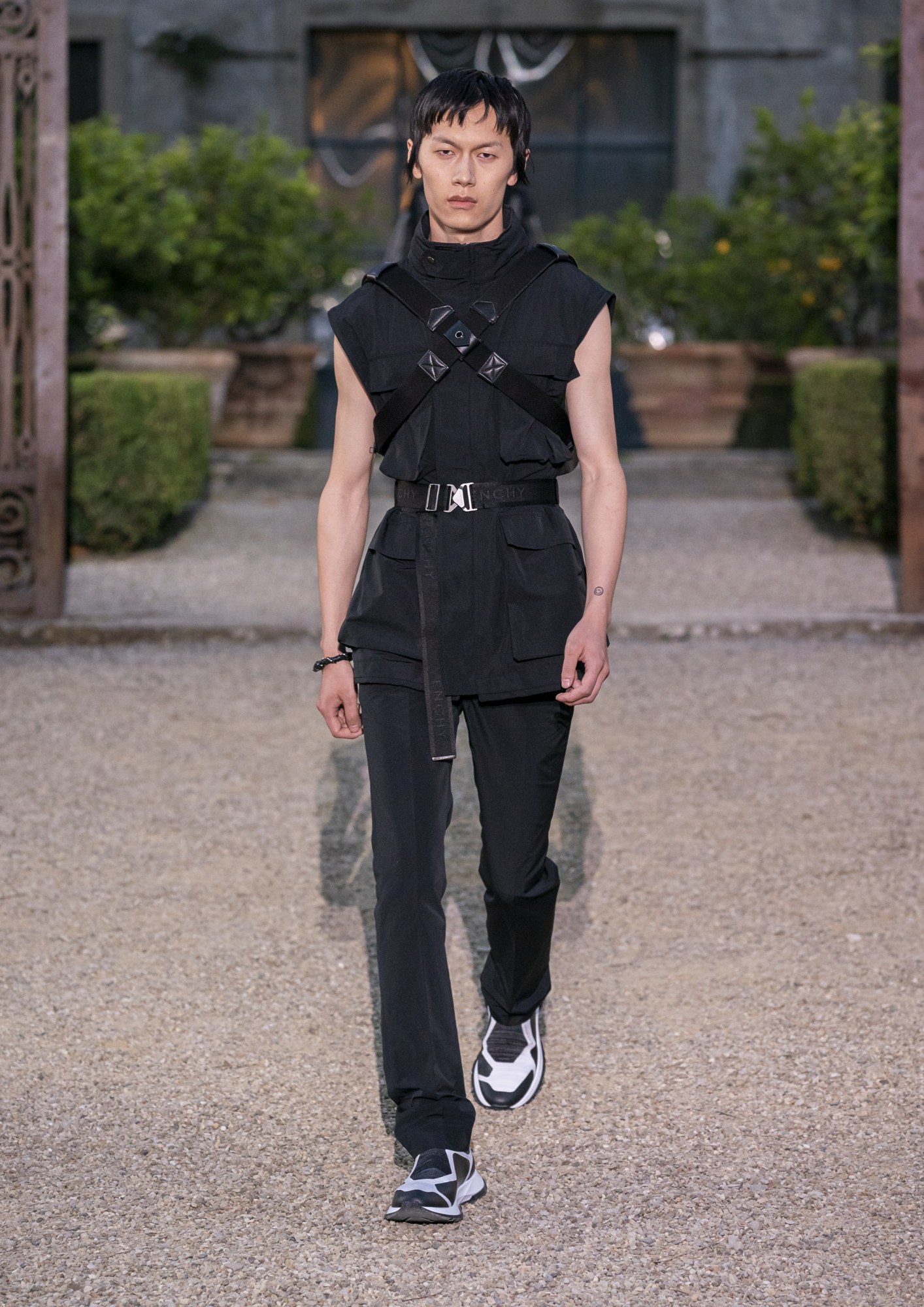 1560430609165-GIVENCHY-SS2020-38