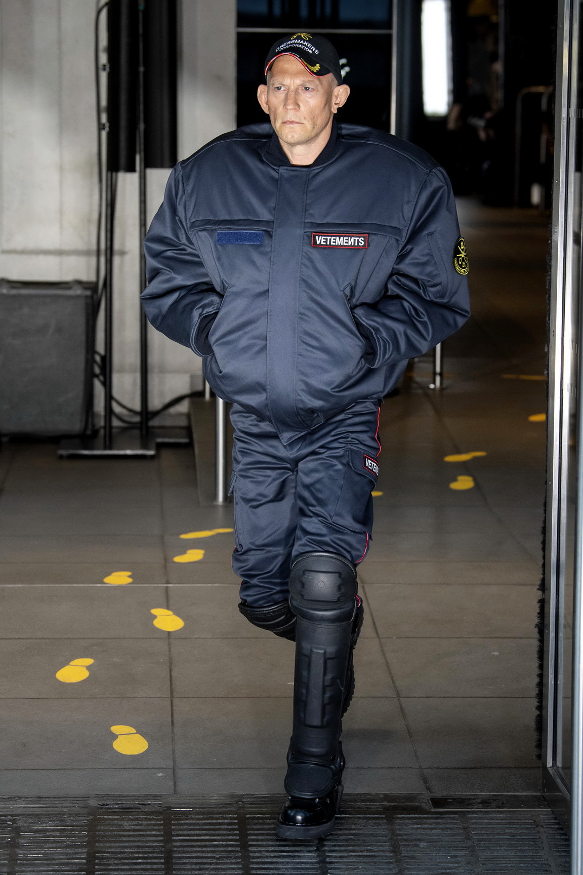 1561122435471-SS20M-Vetements-002