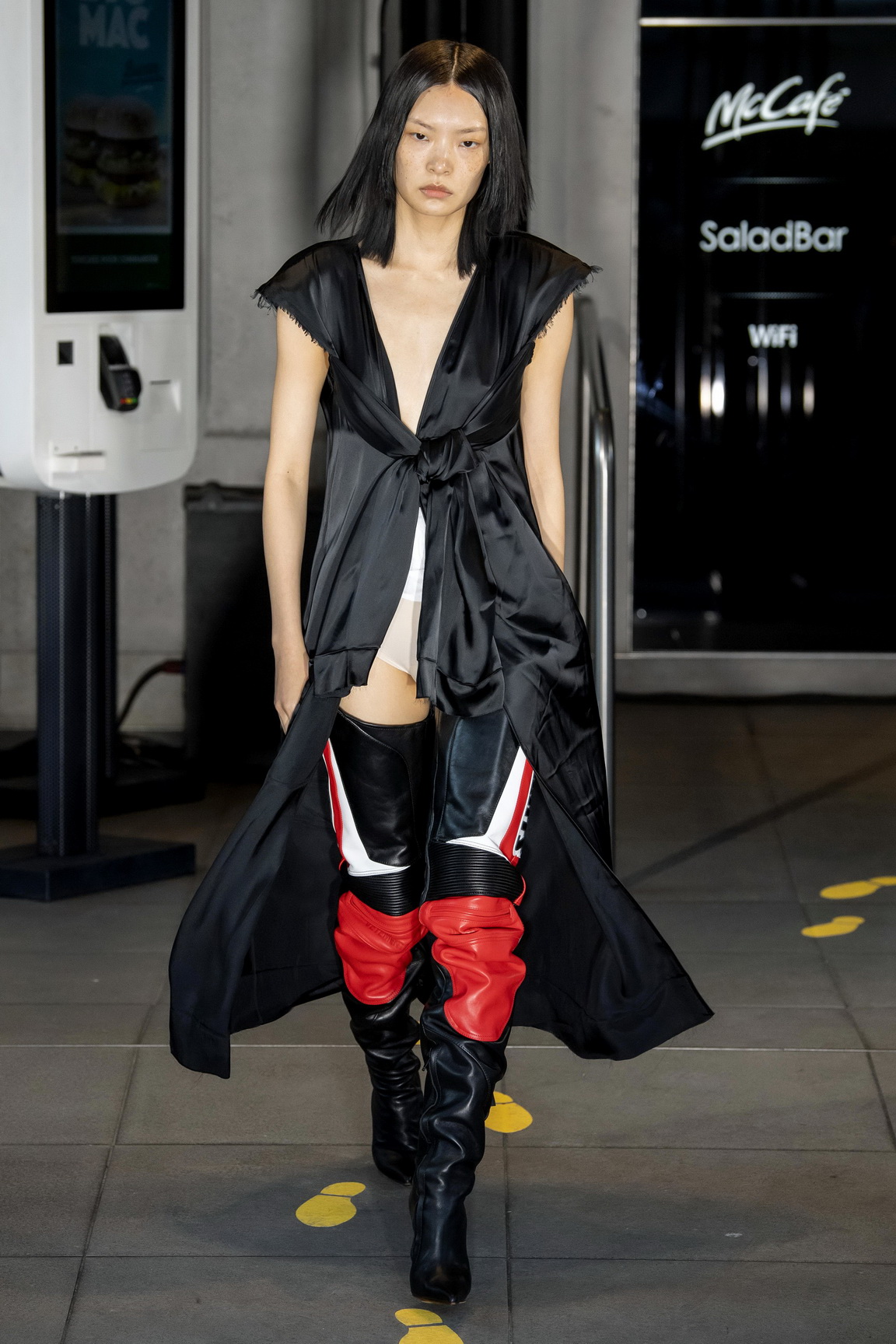 1561122565087-SS20M-Vetements-037