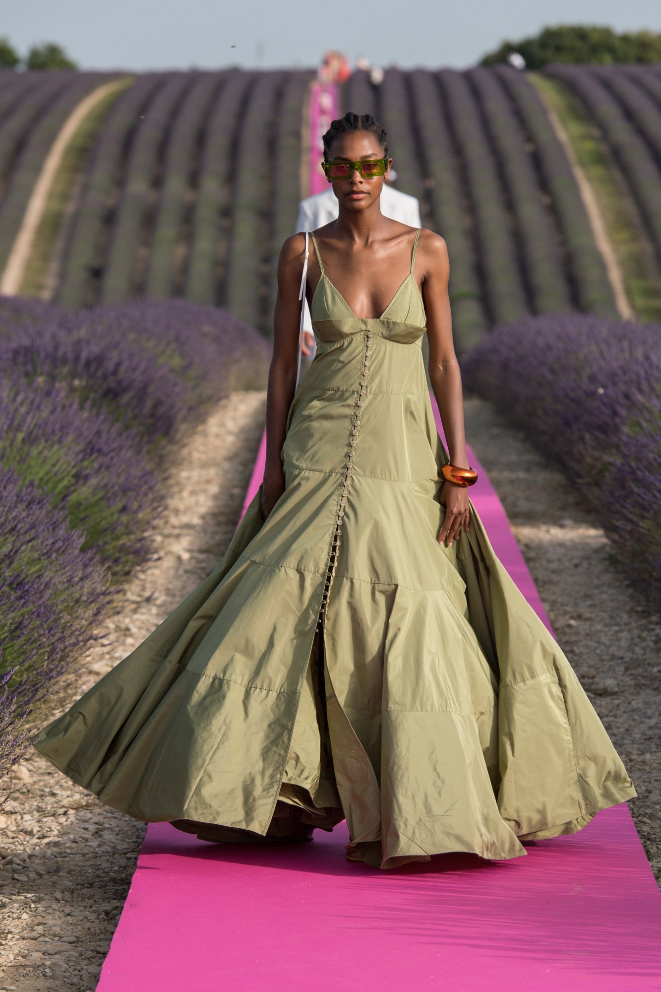 1561461346024-Jacquemus_SS20_015