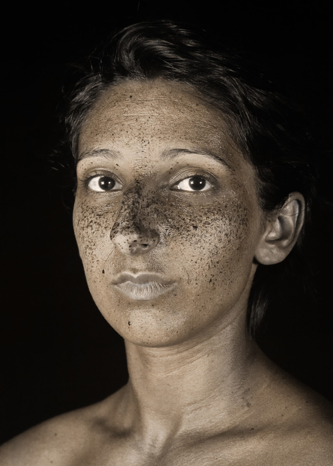 1561478887487-brut_raw_serie_photography_photographie_ultraviolet_UV_portrait_modele_taches_rousseur_freckles_pierre-louis_ferrer_HD_8_bis-1143x1600