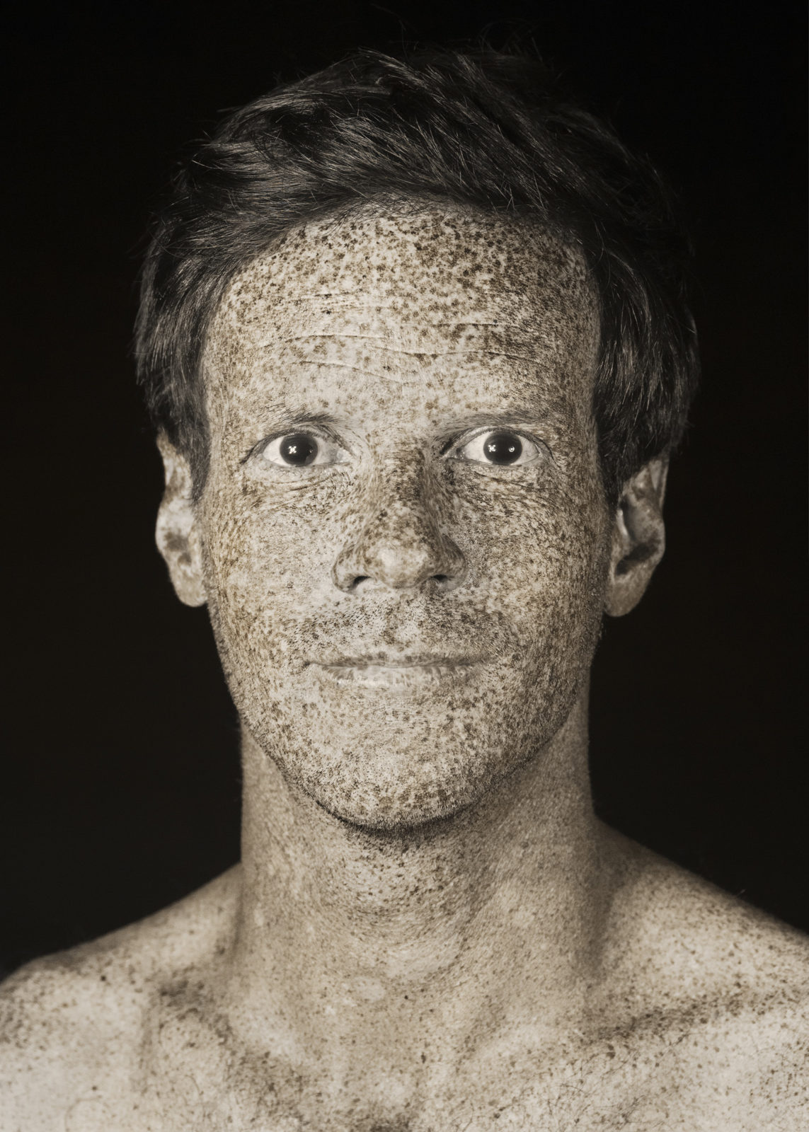 1561479138615-brut_raw_serie_photography_photographie_ultraviolet_UV_portrait_modele_taches_rousseur_freckles_pierre-louis_ferrer_HD_20-1143x1600-1