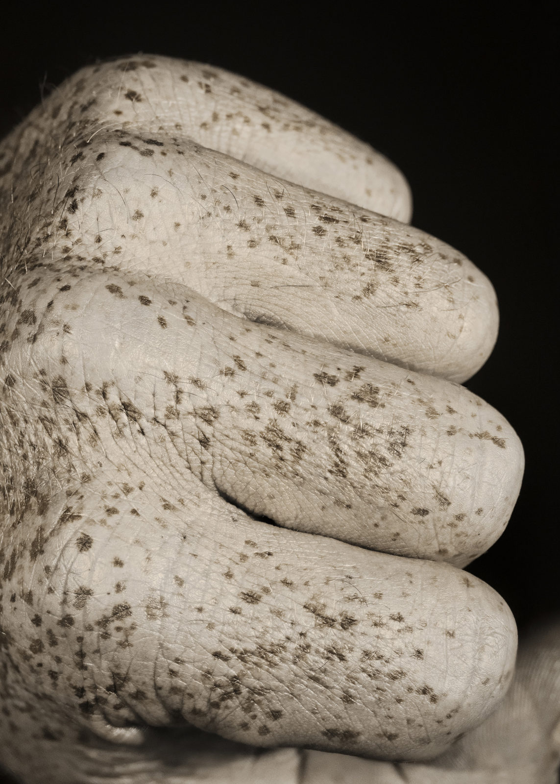 1561479179094-brut_raw_serie_photography_photographie_ultraviolet_UV_portrait_modele_taches_rousseur_freckles_pierre-louis_ferrer_HD_19-1143x1600