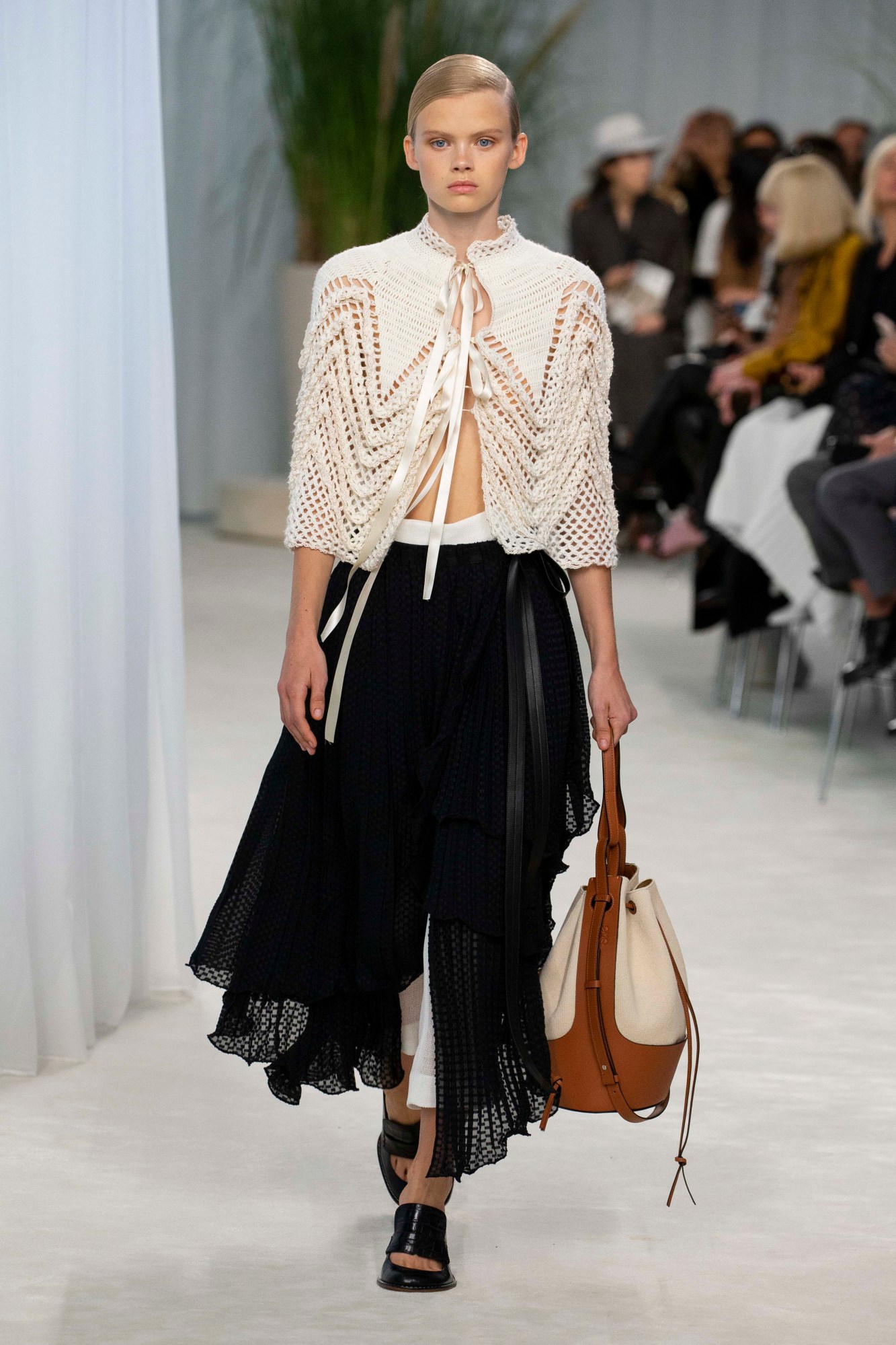 1569921238069-Loewe-Women-SS20-Look-10