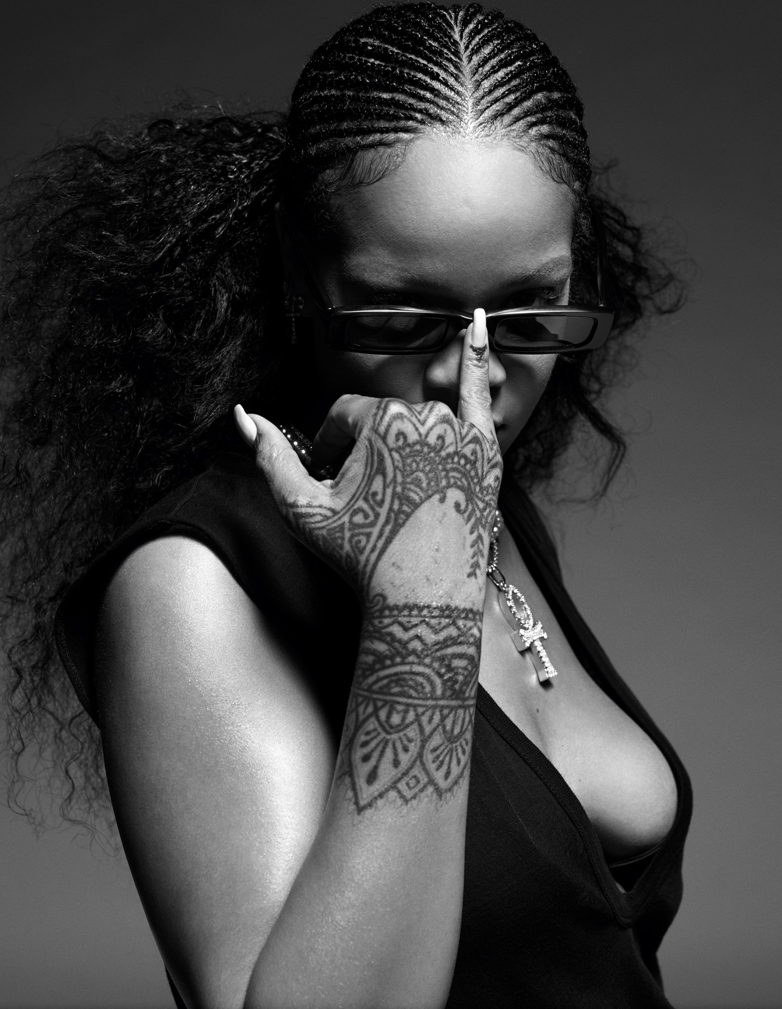 1579297041305-D_rihannazine_rihanna_11