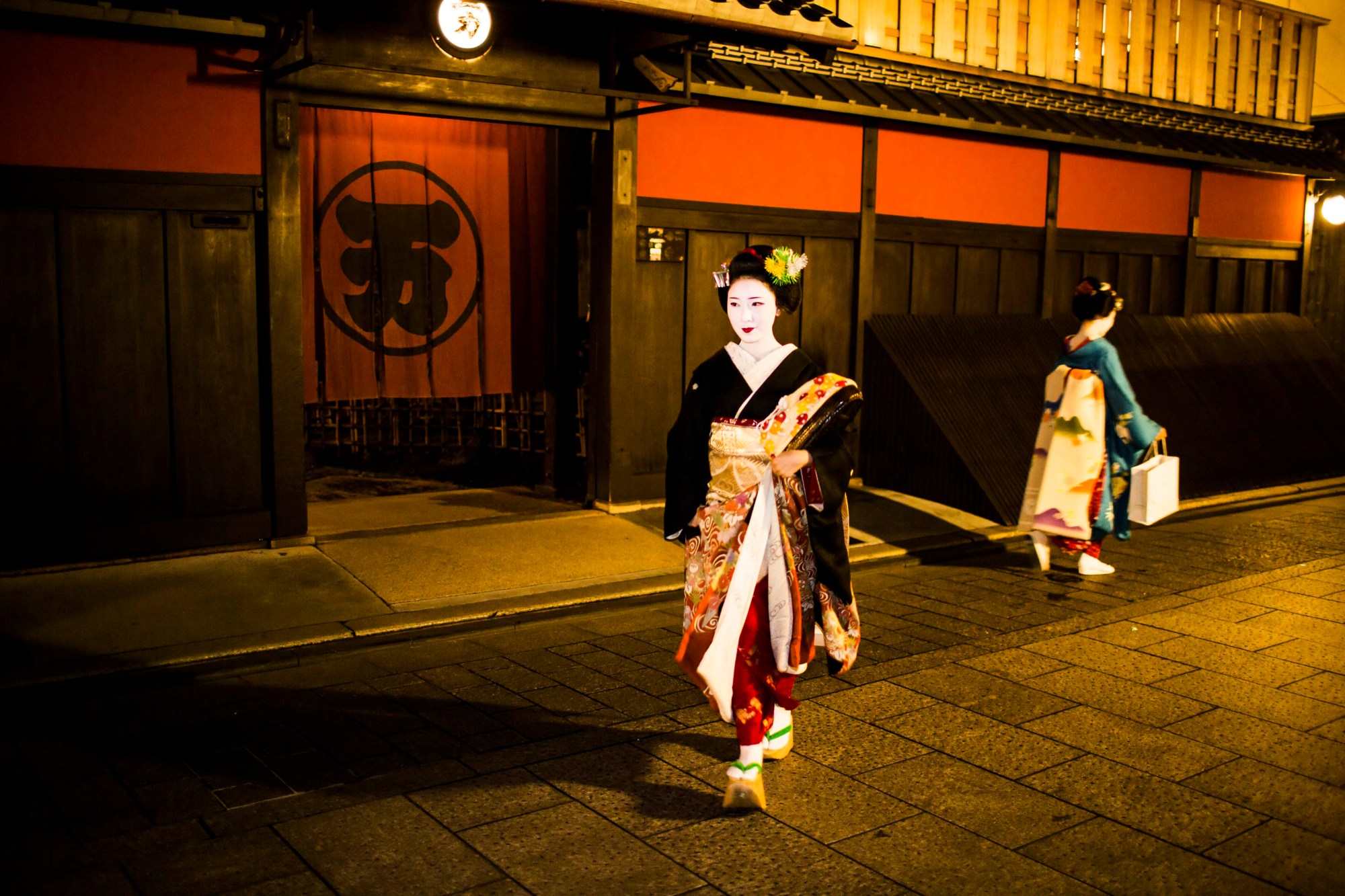 1585054944857-Maikos-in-Gion-Kyoto-Japan-C-Getty-Images