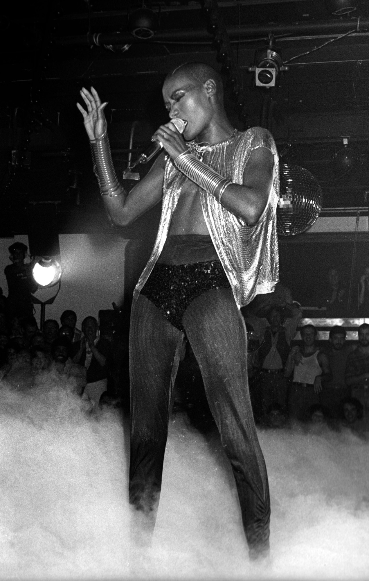 Grace-Jones-performs-at-la-mouche-disco