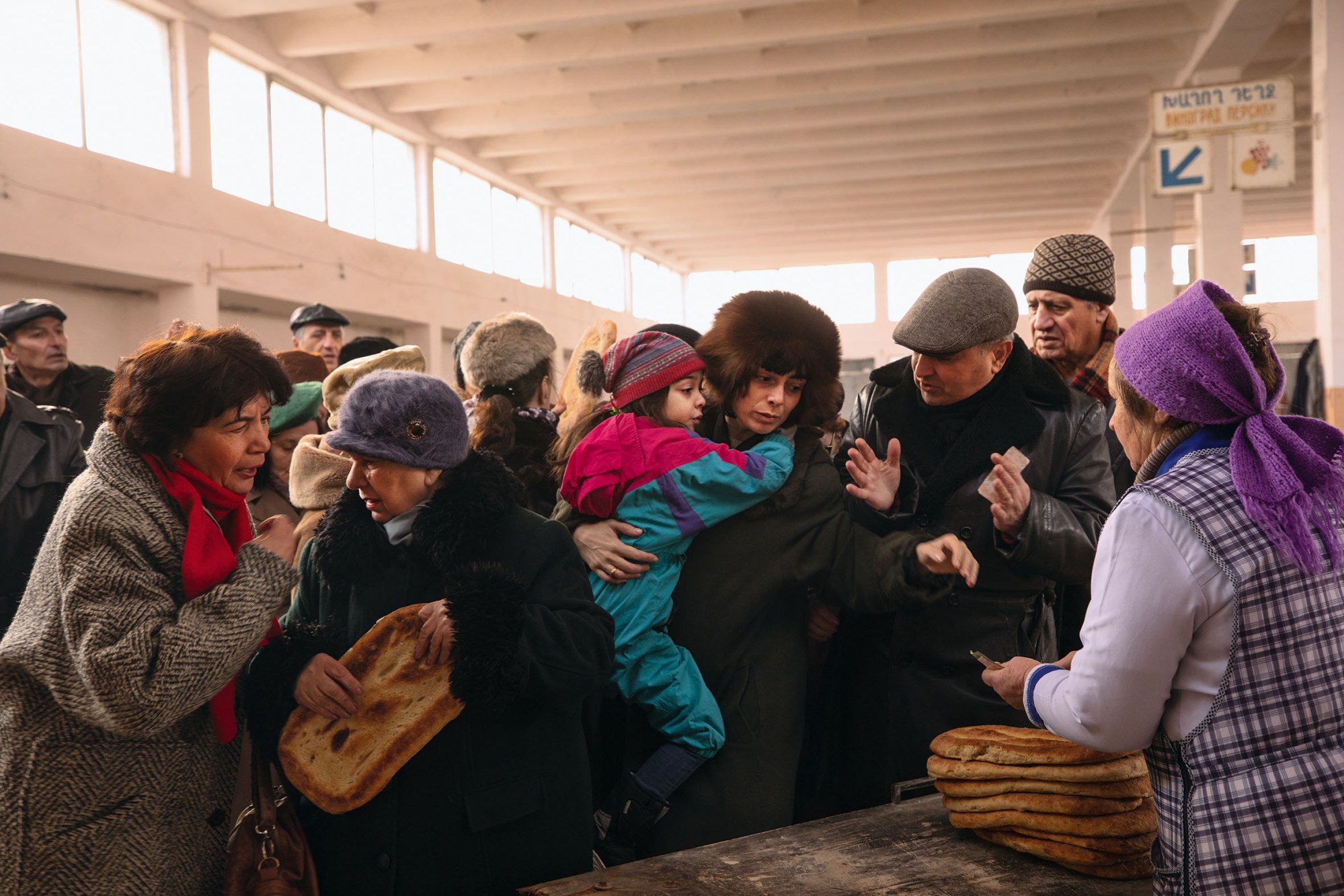 Diana Markosian, Moscow Breadline, 2019, from Santa Barbara (Aperture, 2020) © Diana Markosian