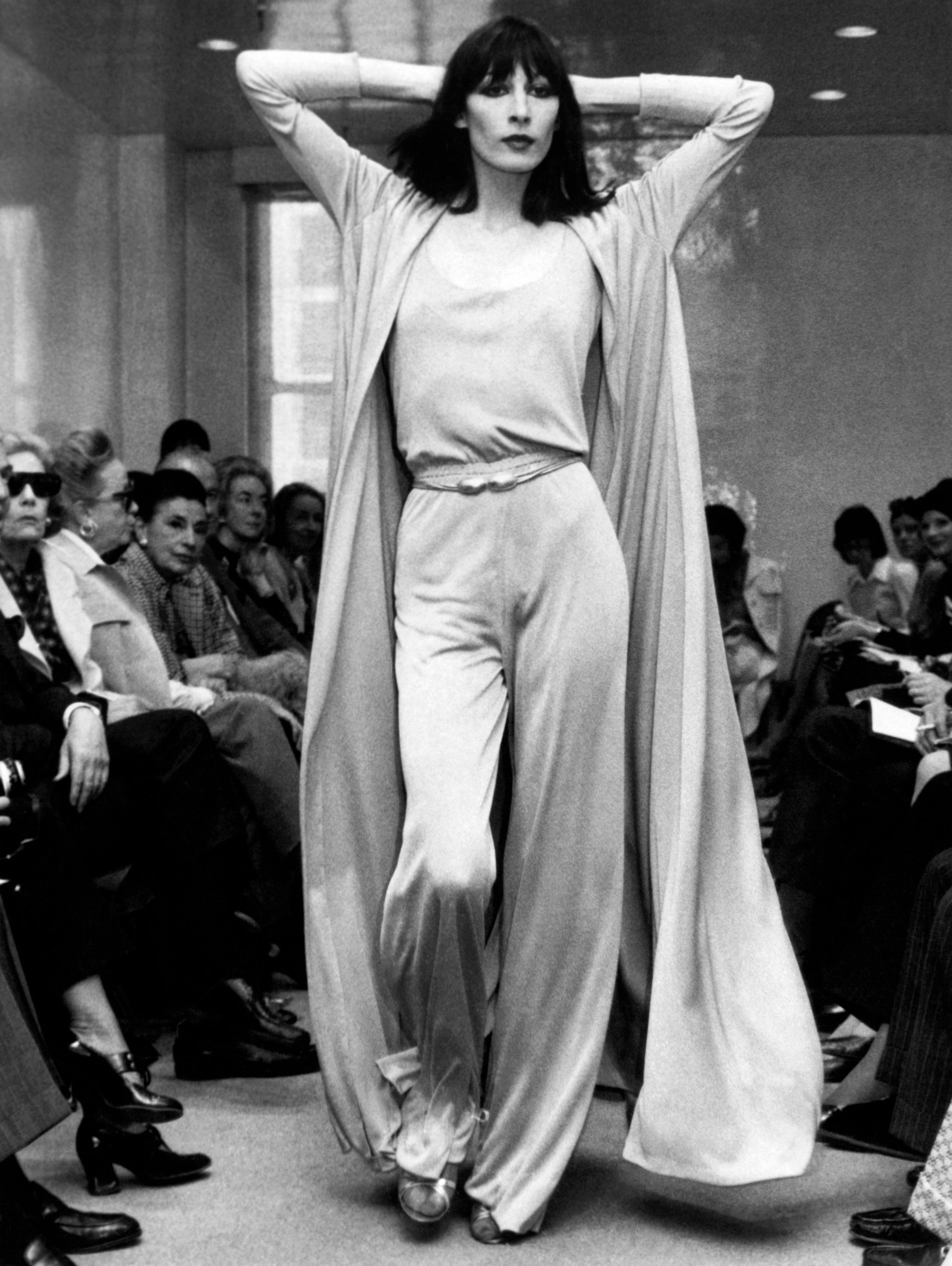 anjelica-huston-most-iconic-outfits-fashion-style