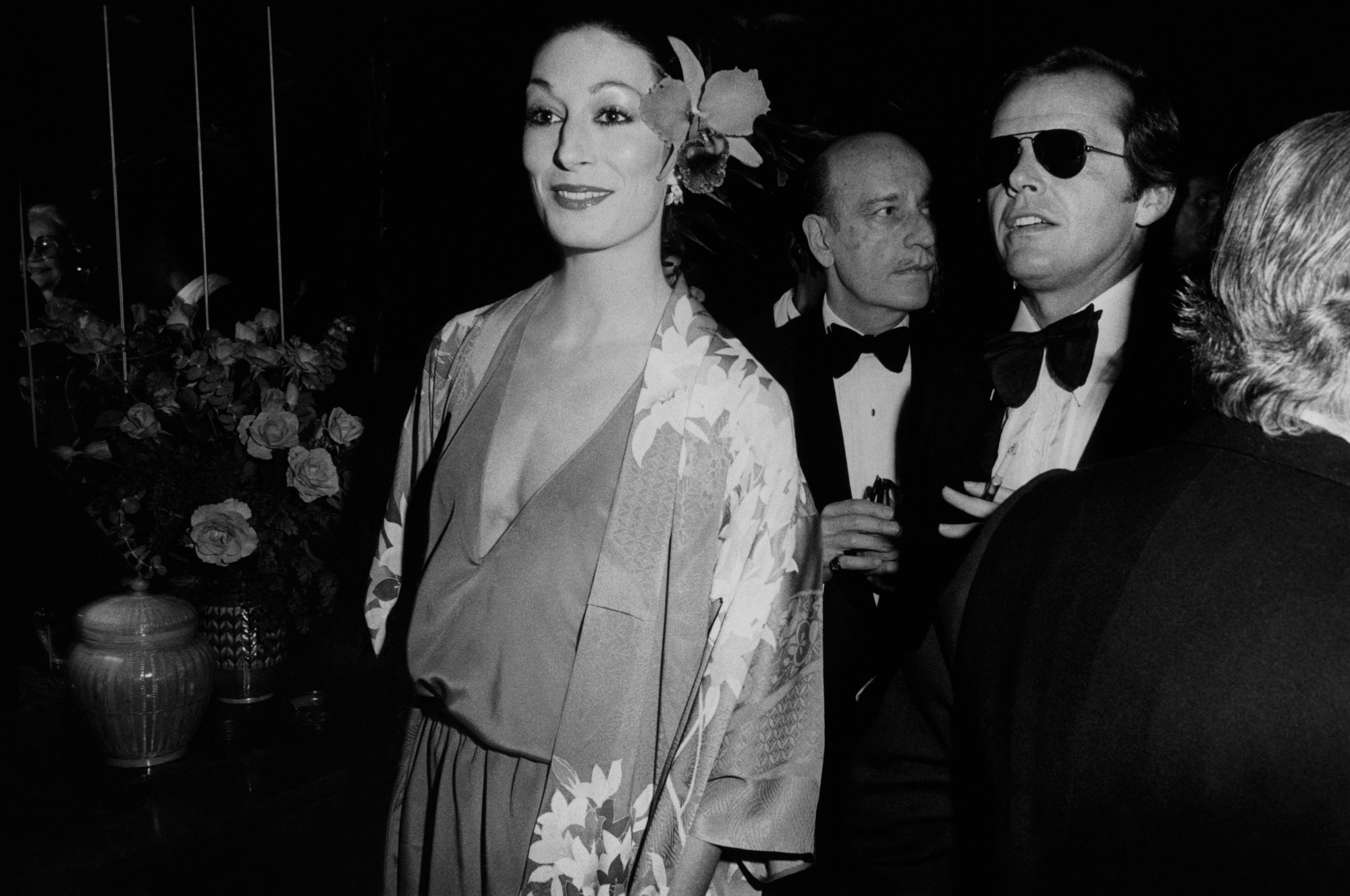 anjelica-huston-most-iconic-outfits-fashion-style