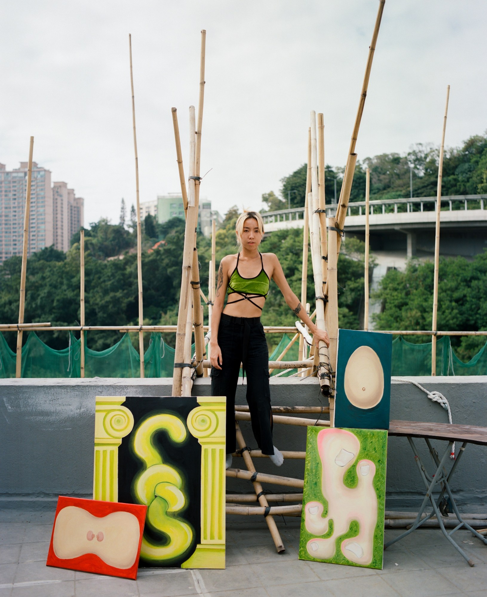 Artist-Mildred-Cheng-with-her-painting-in-hong-kong