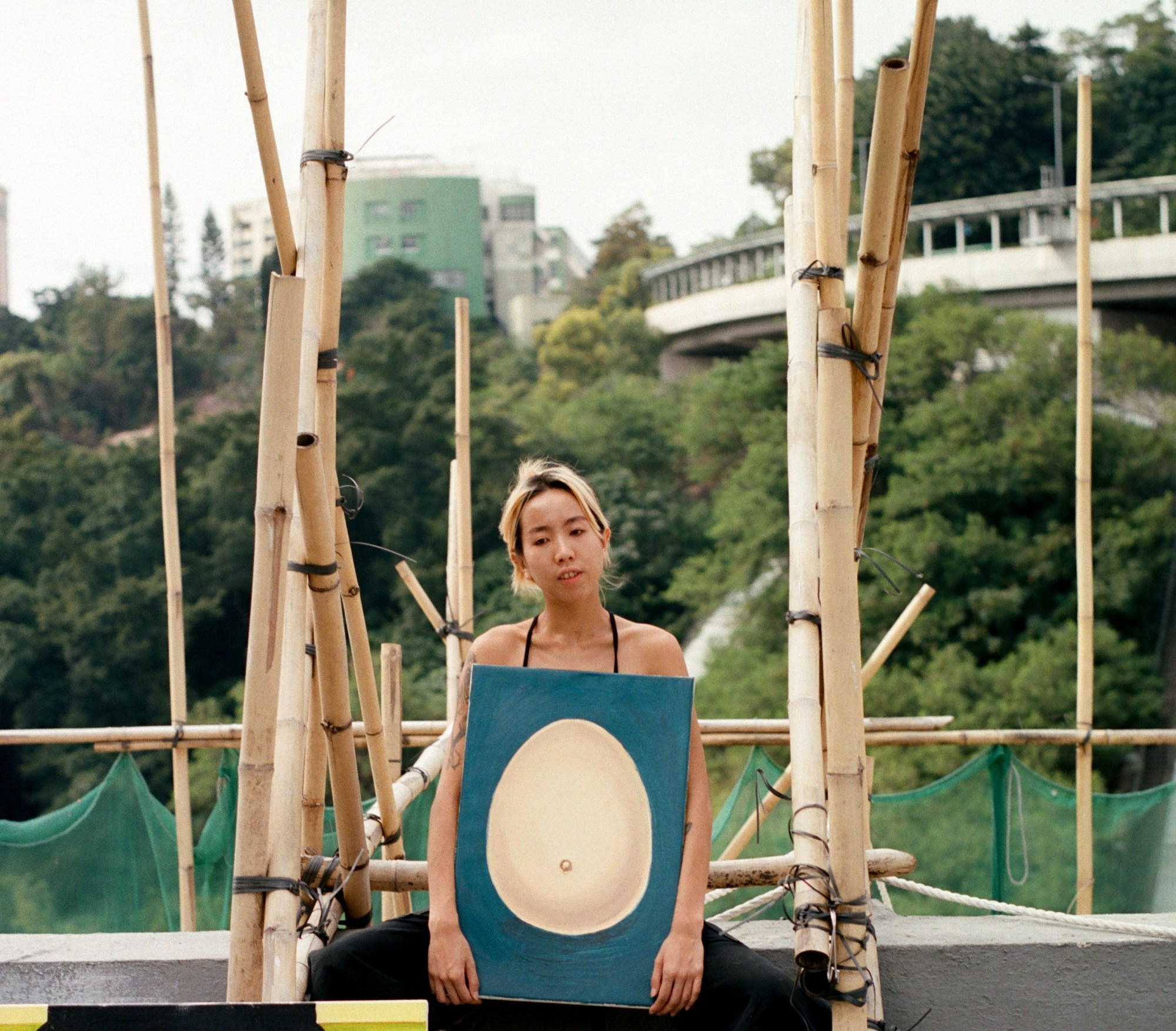 Artist-Mildred-Cheng-with-her-painting-in-hong-kong