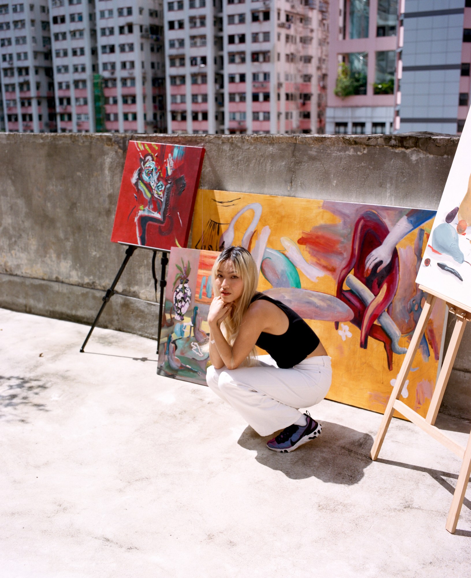 Artist-Amy-Tong-with-her-painting-in-hong-kong