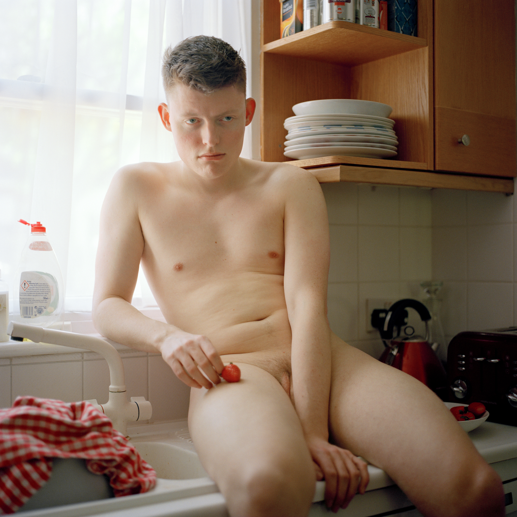 yushi-li-photographs-of-naked-men