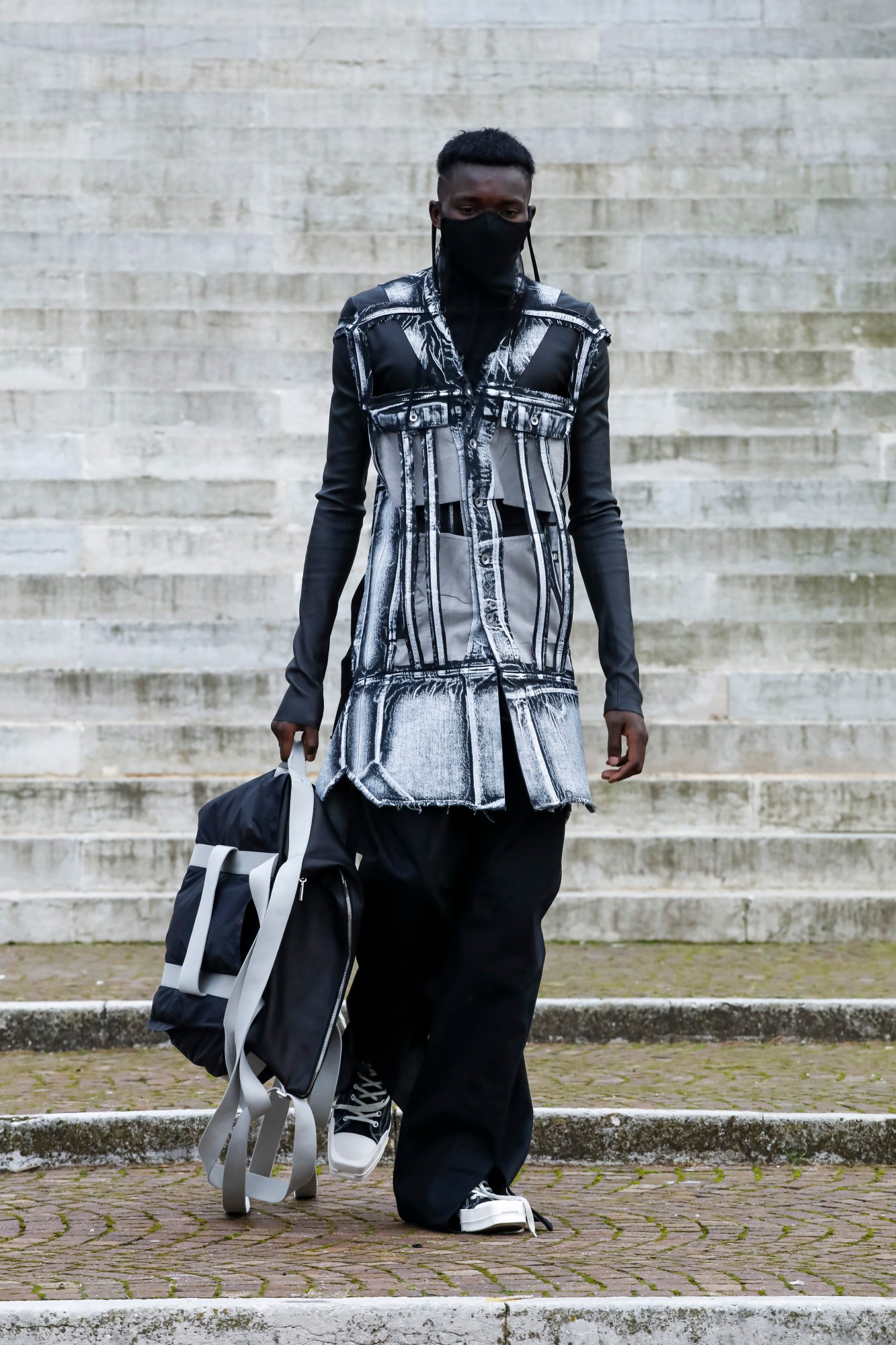 RICK OWENS MFW21 LOOK 30.jpg