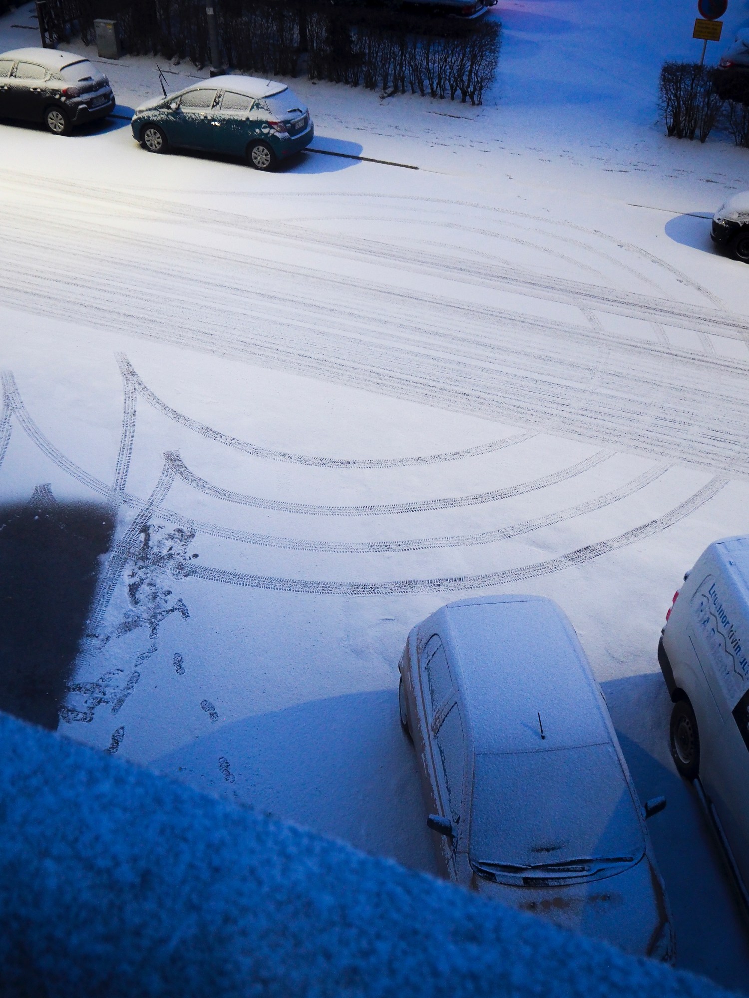 car u-turn marks in the snow