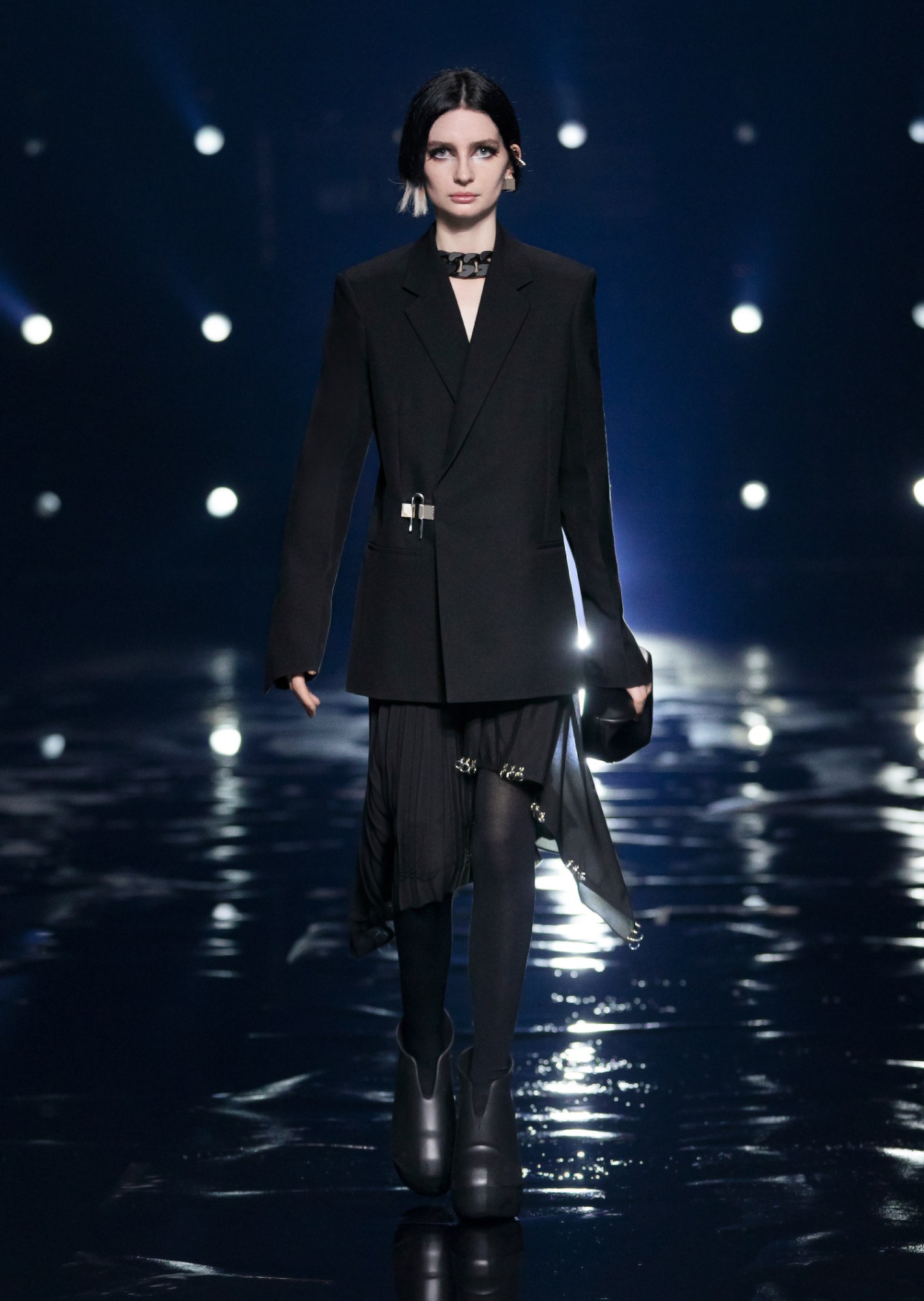 GIVENCHY_FW21_LOOK_01_HD.jpg