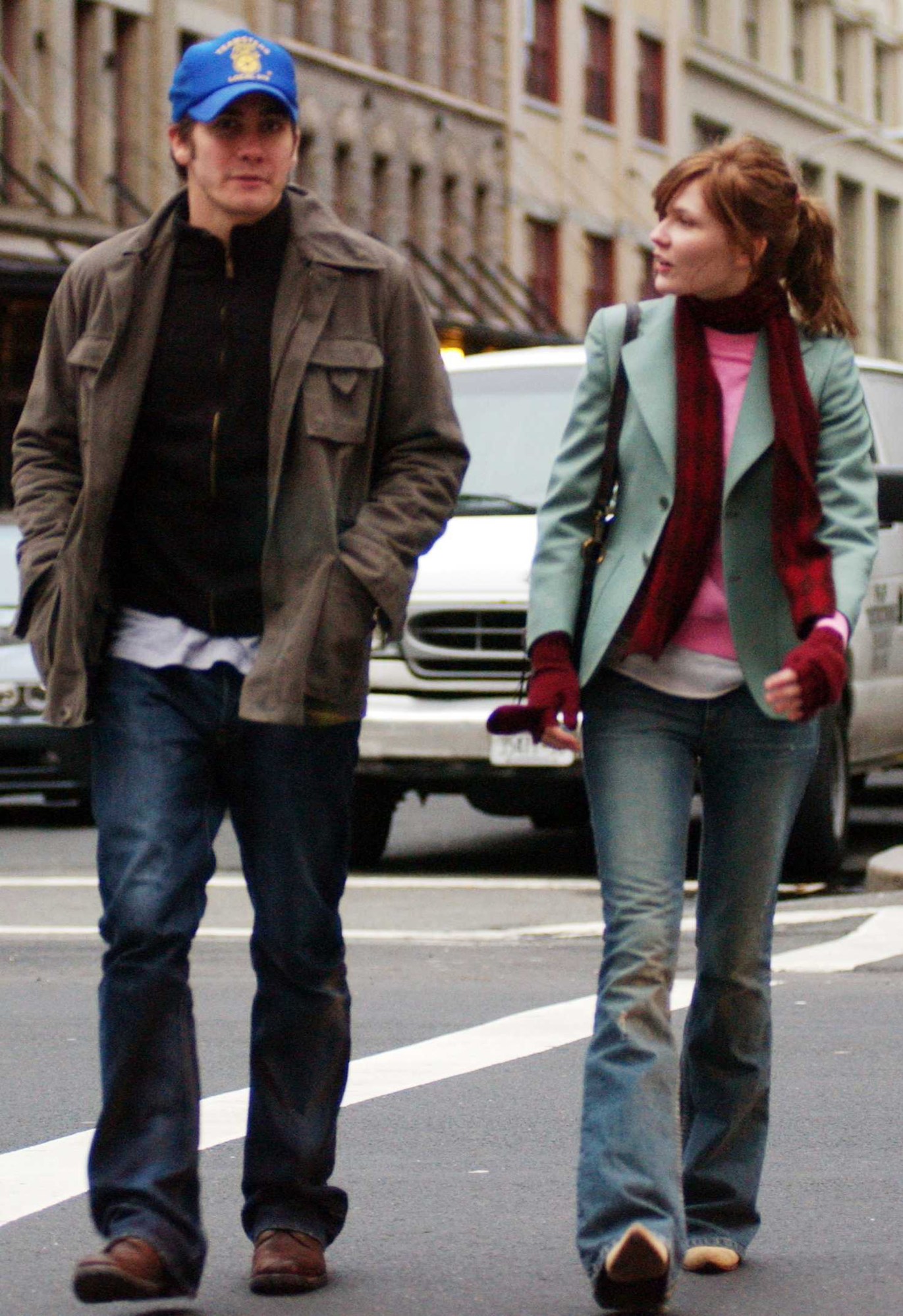 kirsten dunst and jake gyllenhall walking in new york in the 00s