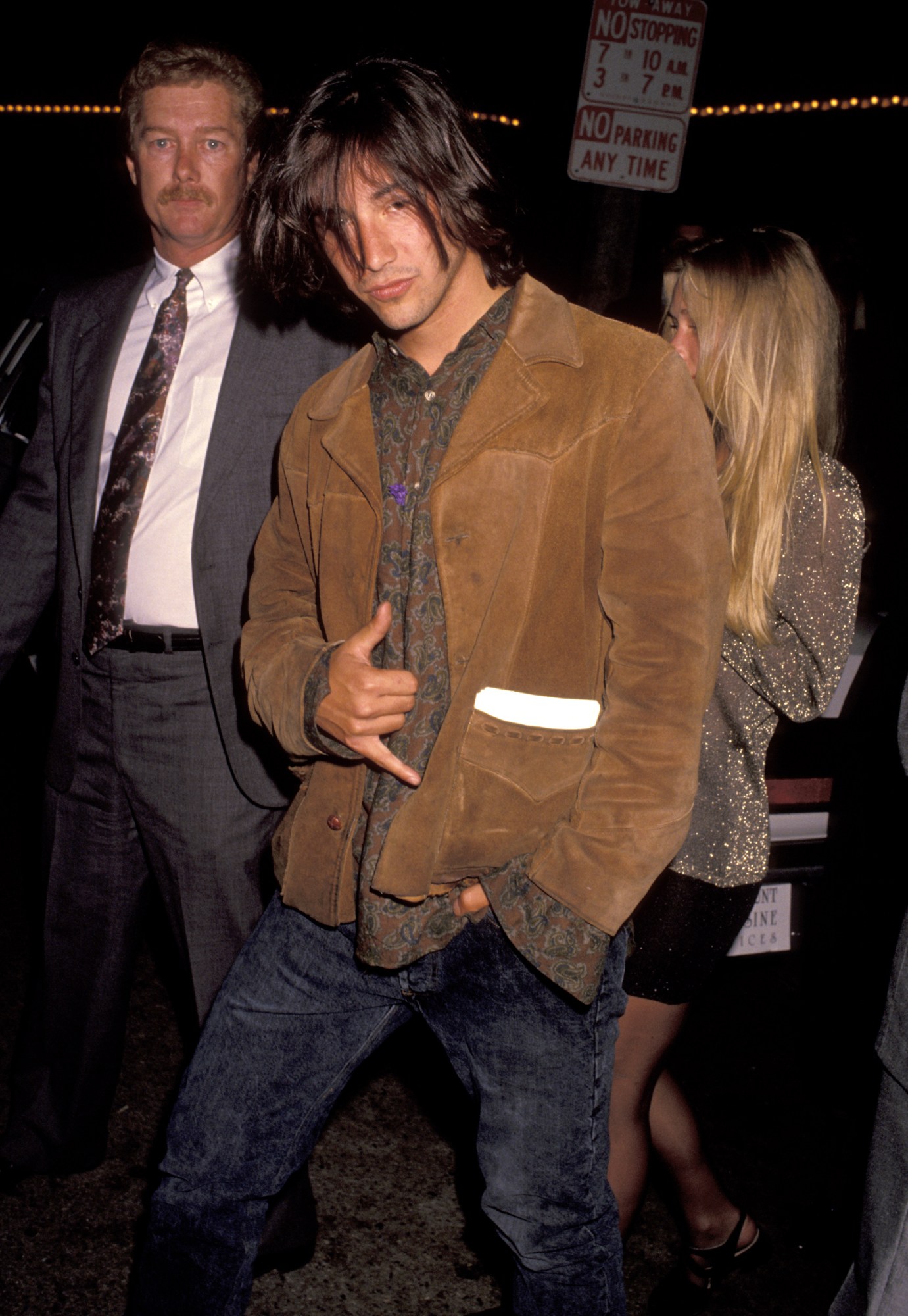 keanu reeves hang ten hand gesture at the point break movie premiere