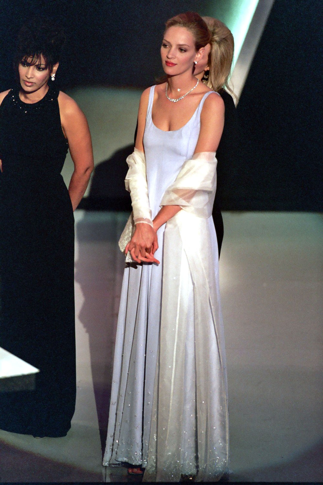 uma thurman waiting on stage at the oscars wearing a blue prada gown