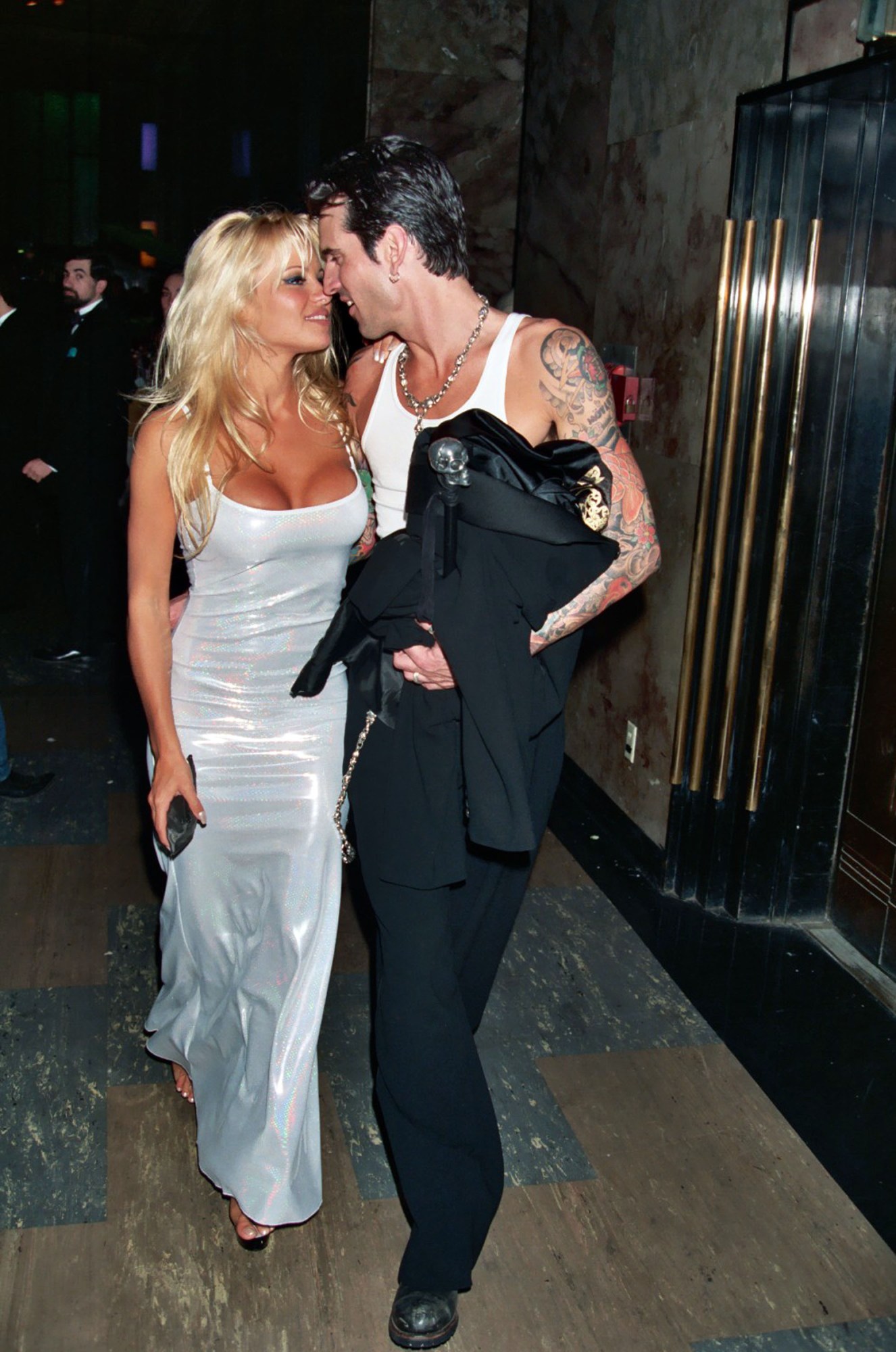 pamela anderson and tommy lee walking down the hallway arm in arm grammys in 1995