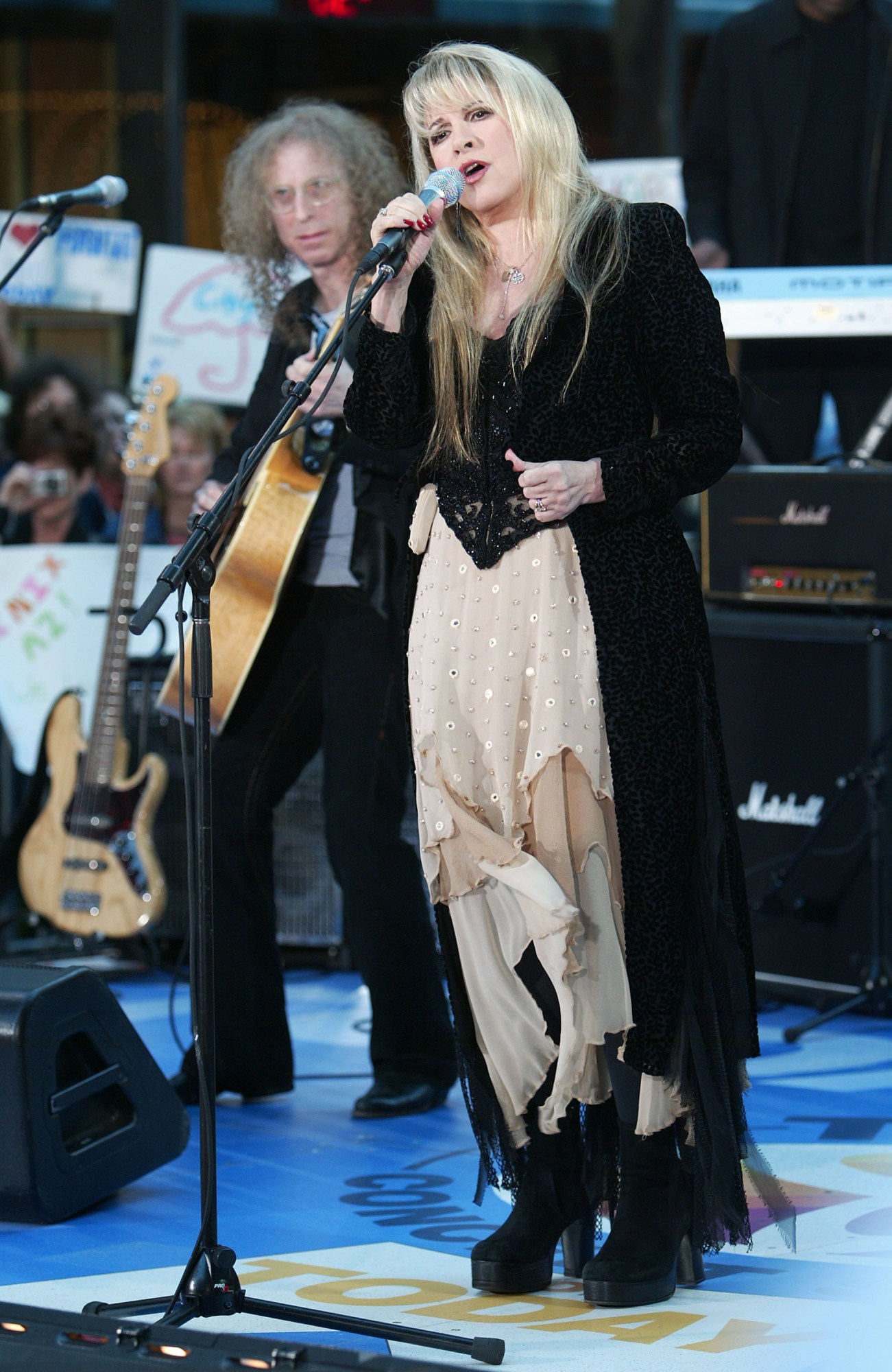 stevie nicks singing into a microphone on the today show