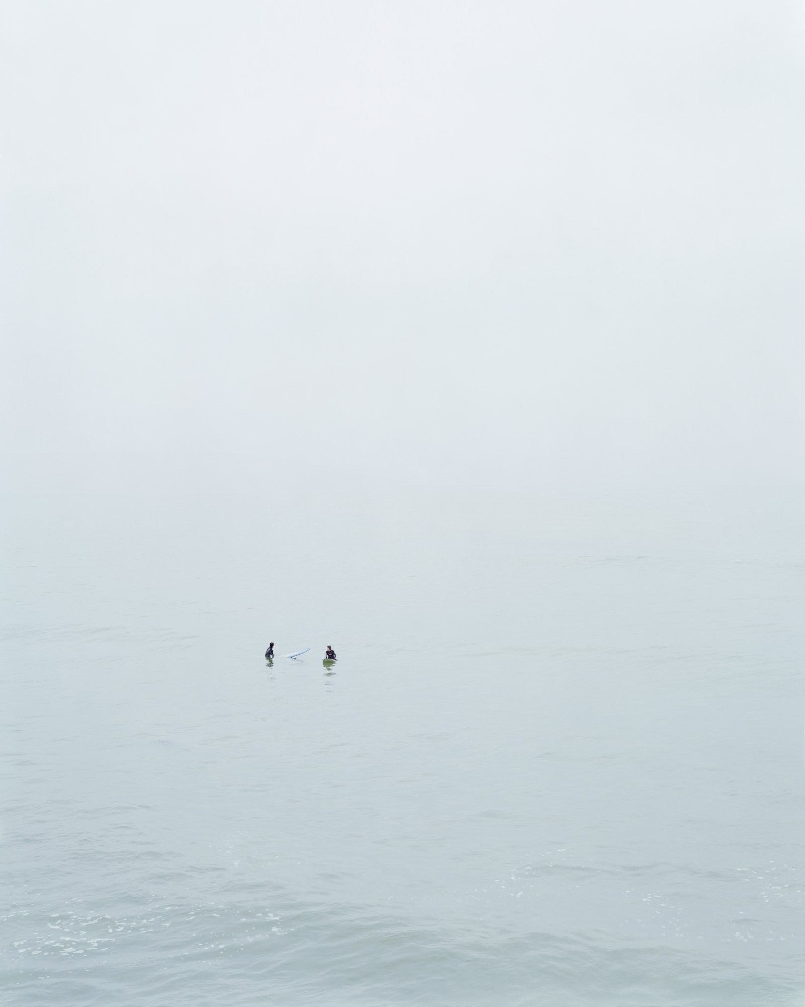 CATHERINE OPIE, UNTITLED #8 (SURFERS), 2003. COURTESY THE ARTIST AND REGEN PROJECTS, LOS ANGELES; LEHMANN MAUPIN, NEW YORK/HONGKONG/SEOUL/LONDON; THOMAS DANE GALLERY, LONDON AND NAPLES; AND PEDER LUND, OSLO