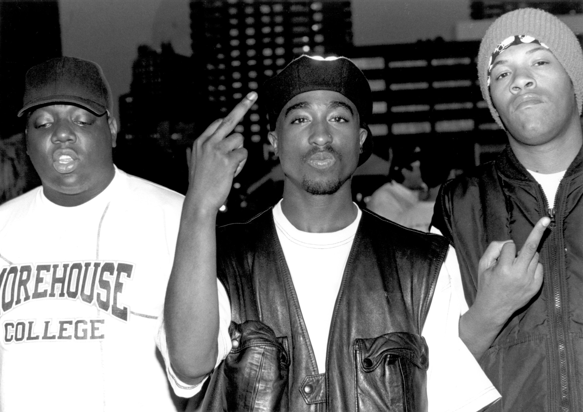 tupac giving the middle finger with biggie and redman