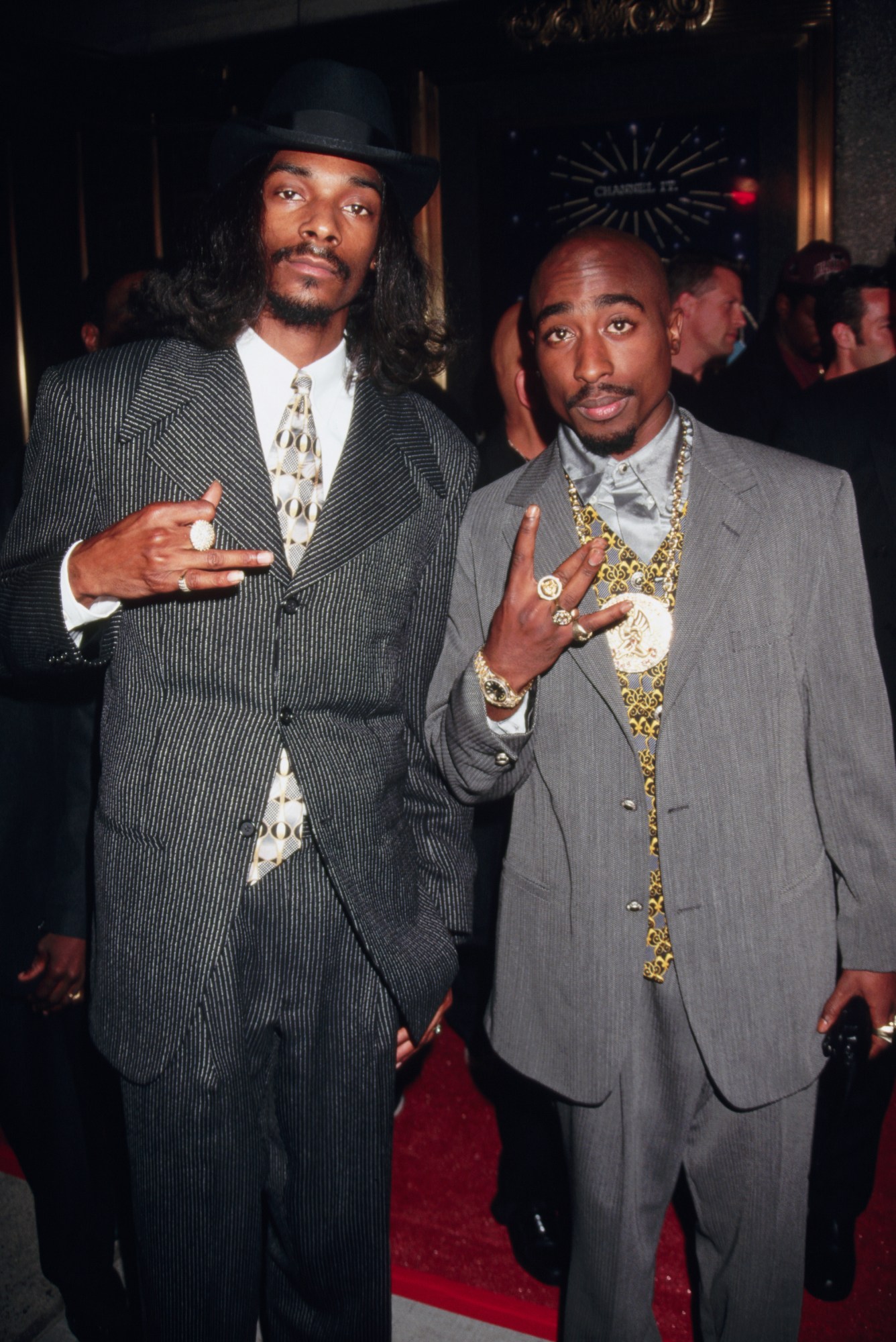 tupac posing with snoop dog on the vmas red carpet in 1996