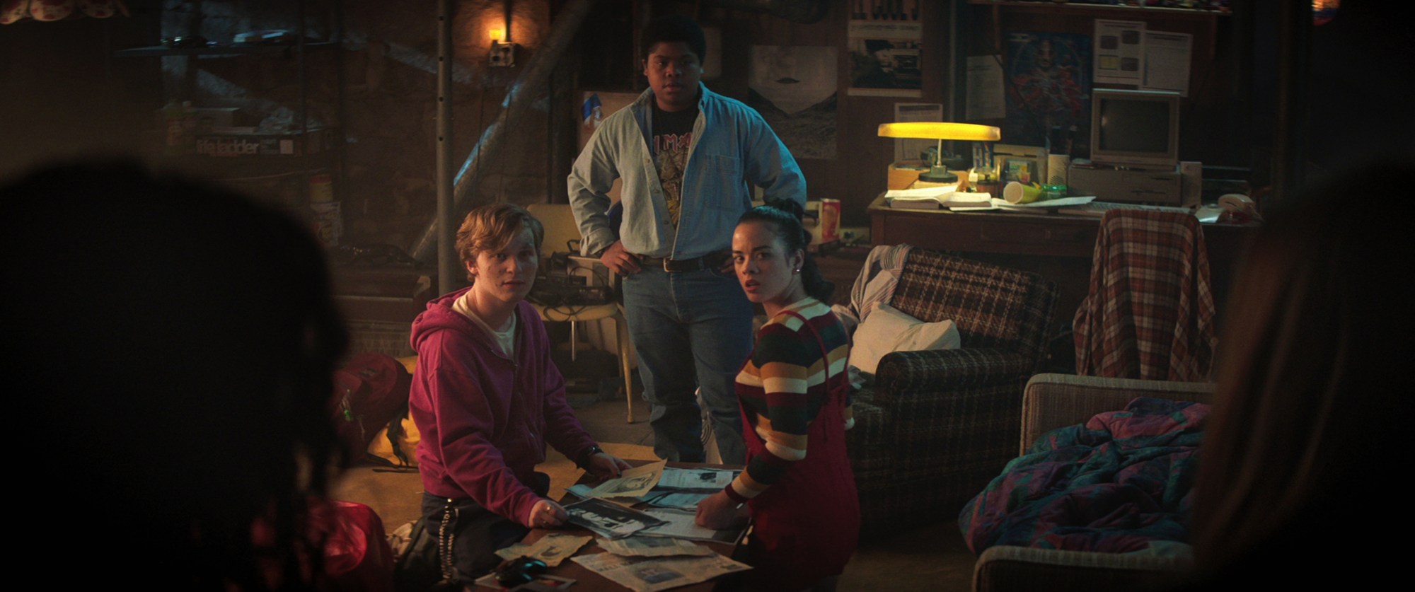 FEAR STREET PART 1: 1994 - (L-R), KIANA MADEIRA as DEENA, FRED HECHINGER as SIMON, BENJAMIN FLORES JR. as JOSH, JULIA REHWALD as KATE, and OLIVIA WELCH as SAM. Cr: Netflix © 2021