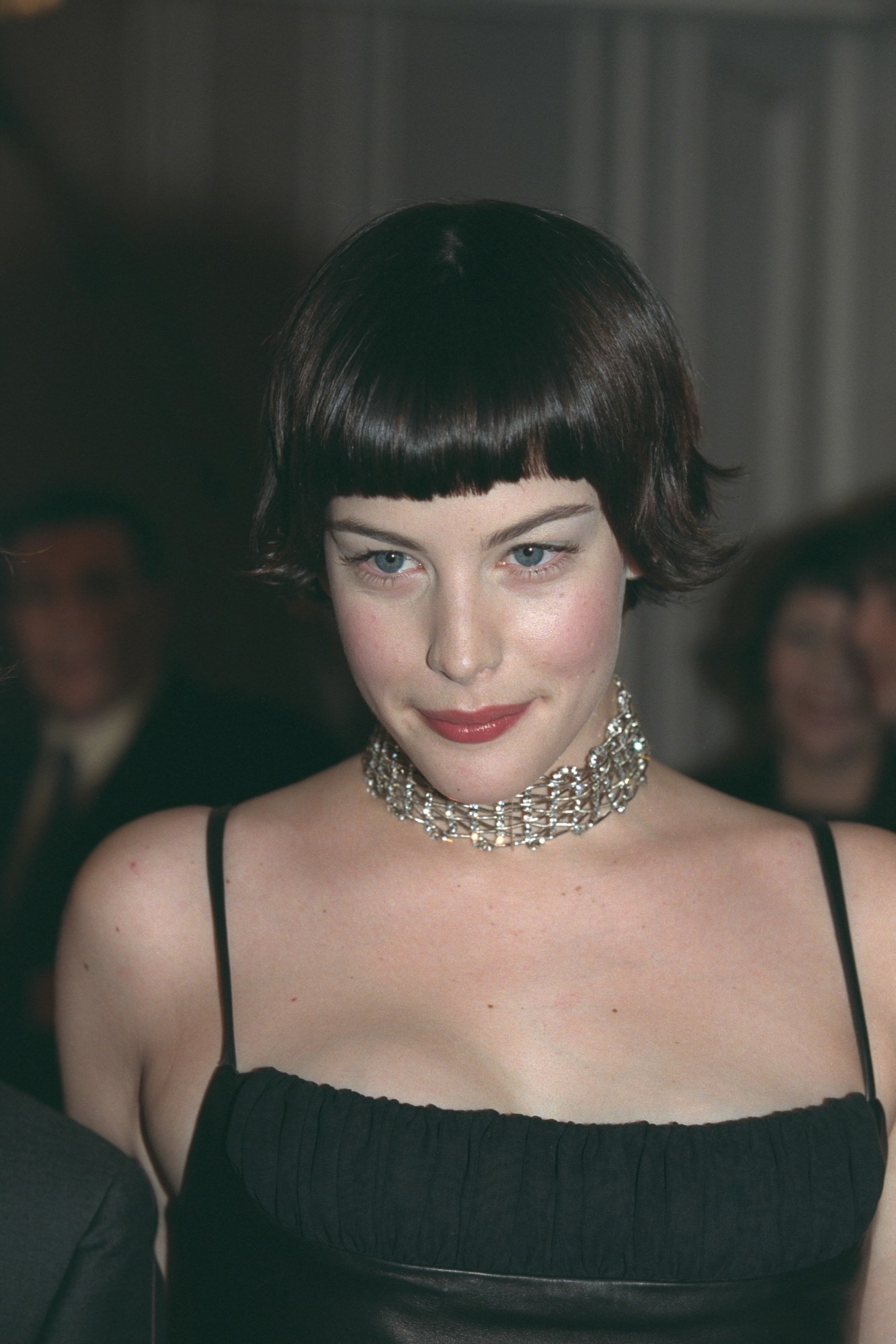 liv tyler with short hair and a choker at the met gala in 1999