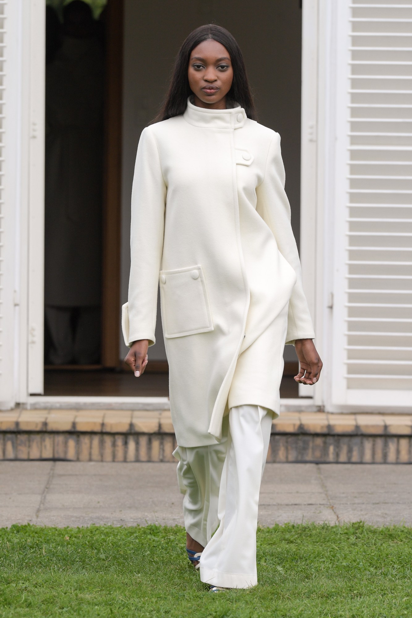 A model walking the Saks Potts SS22 show