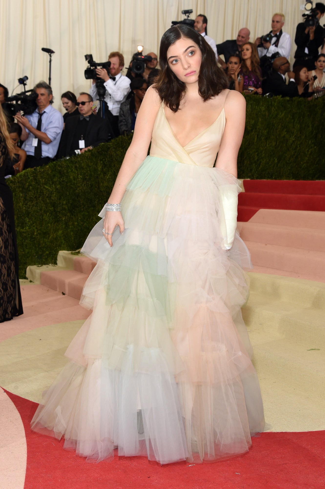 lorde posing on the met gala red carpet in a tulle valentino dress 2016