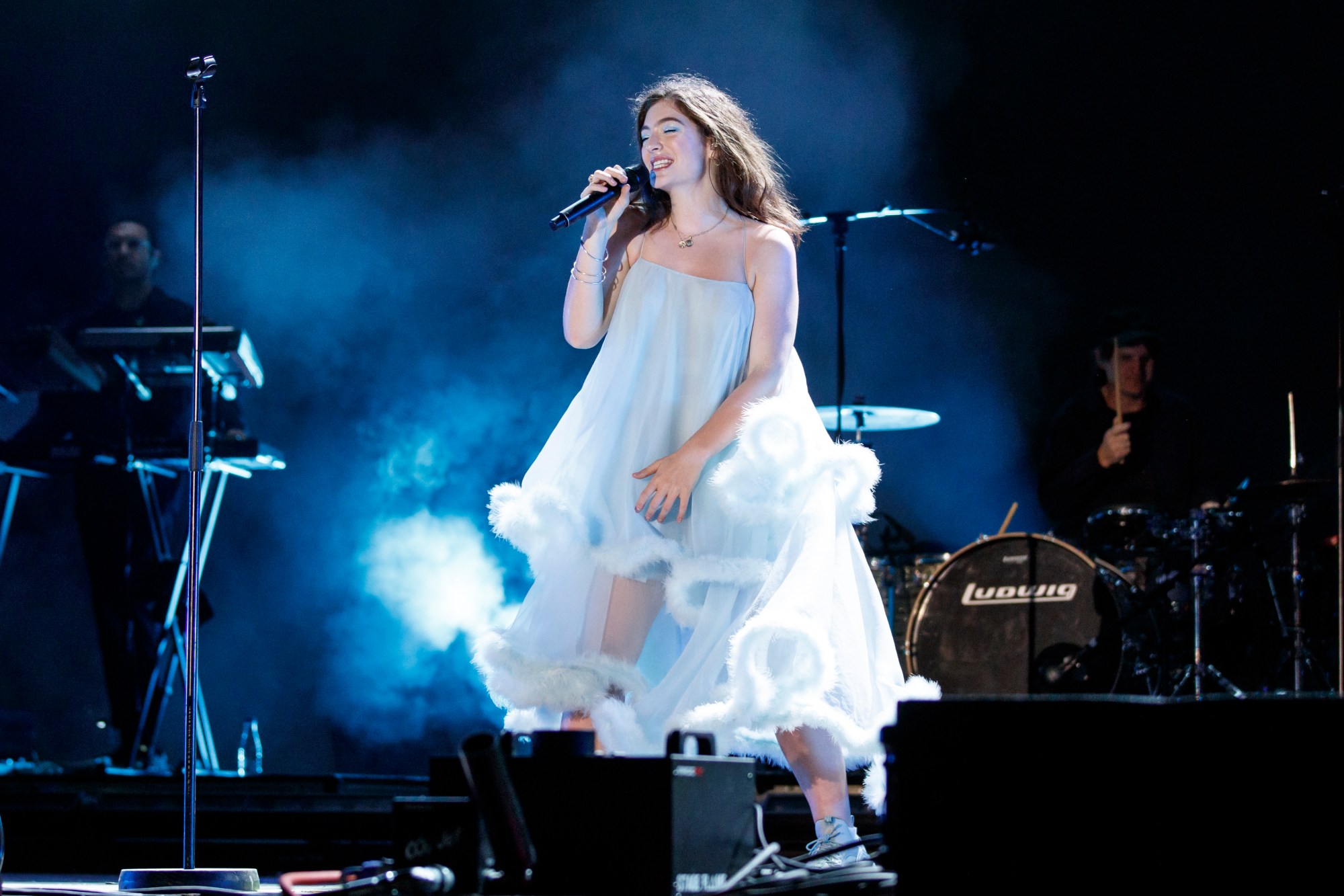 lorde performing at primavera sound festival in a blue dress 2018