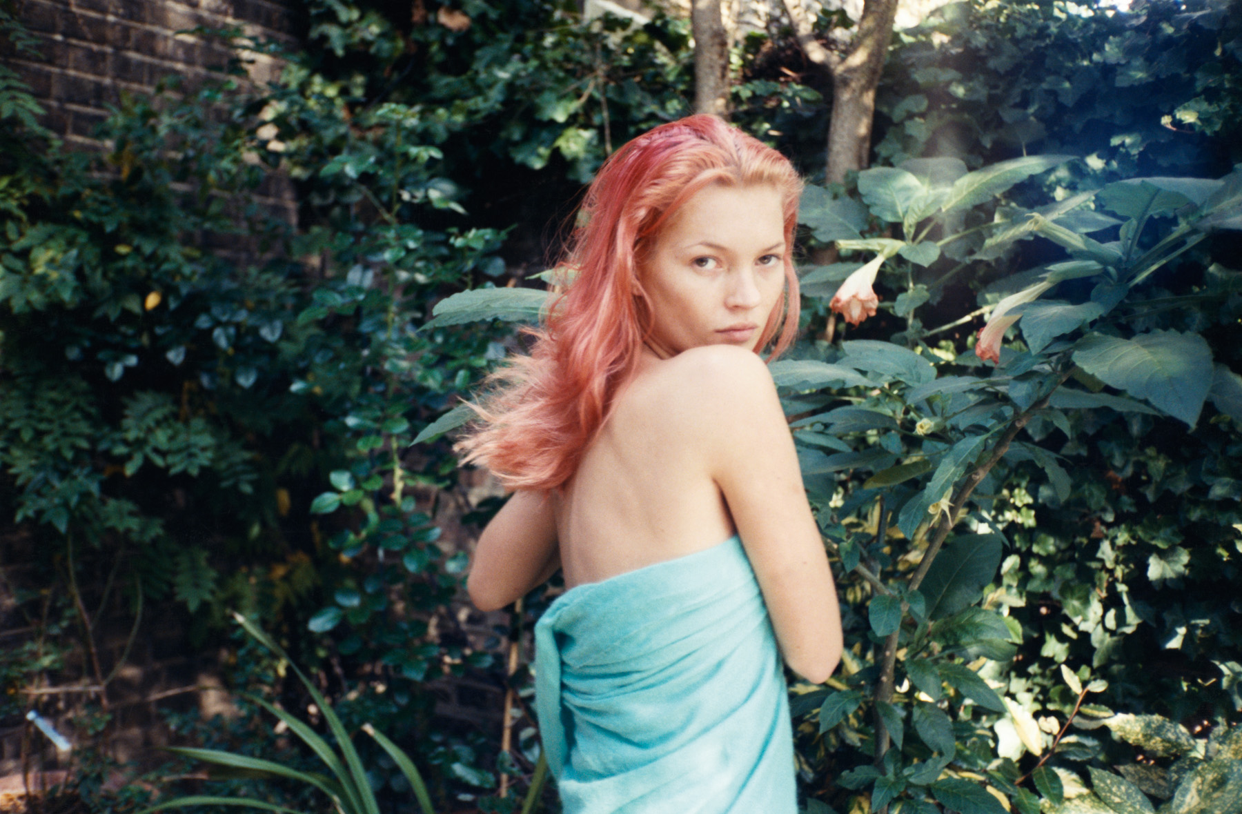 kate moss with pink hair wearing a turquoise towel