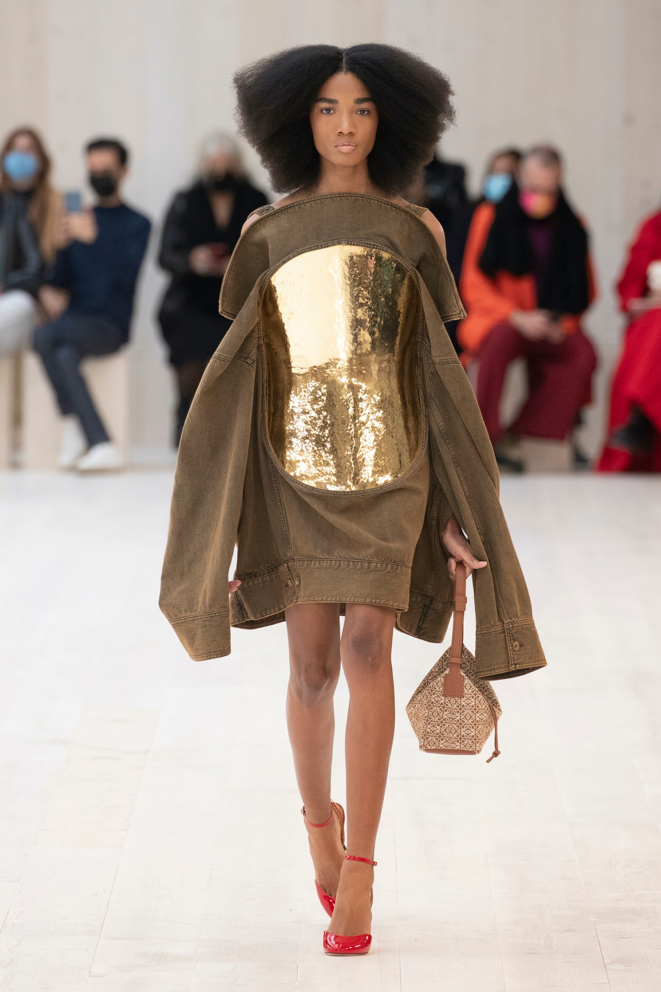 LOEWE Women_s Spring Summer 2022 Look 13.jpg