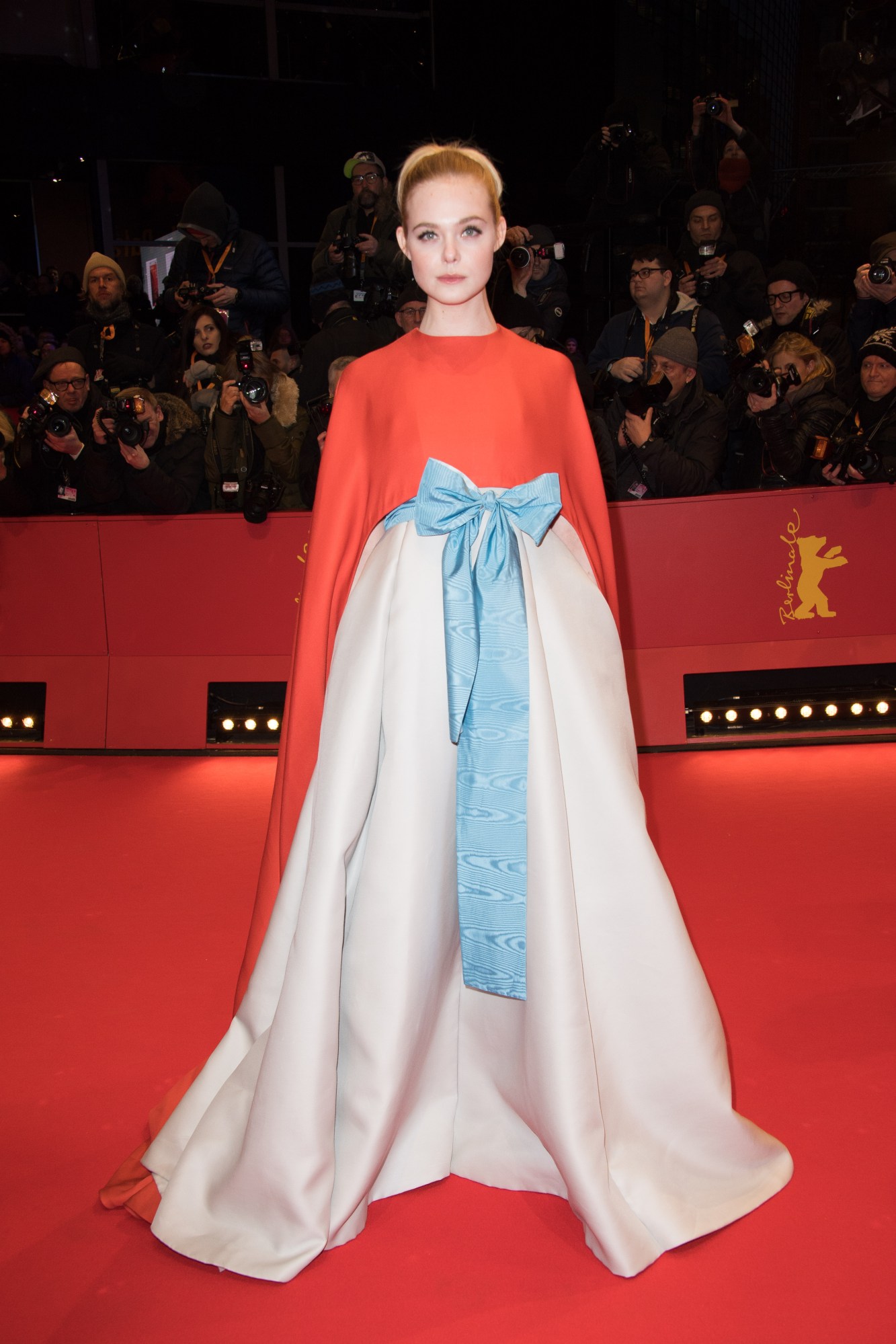 elle fanning in a japanese-style sculptural dress on the dress carpet, 2018