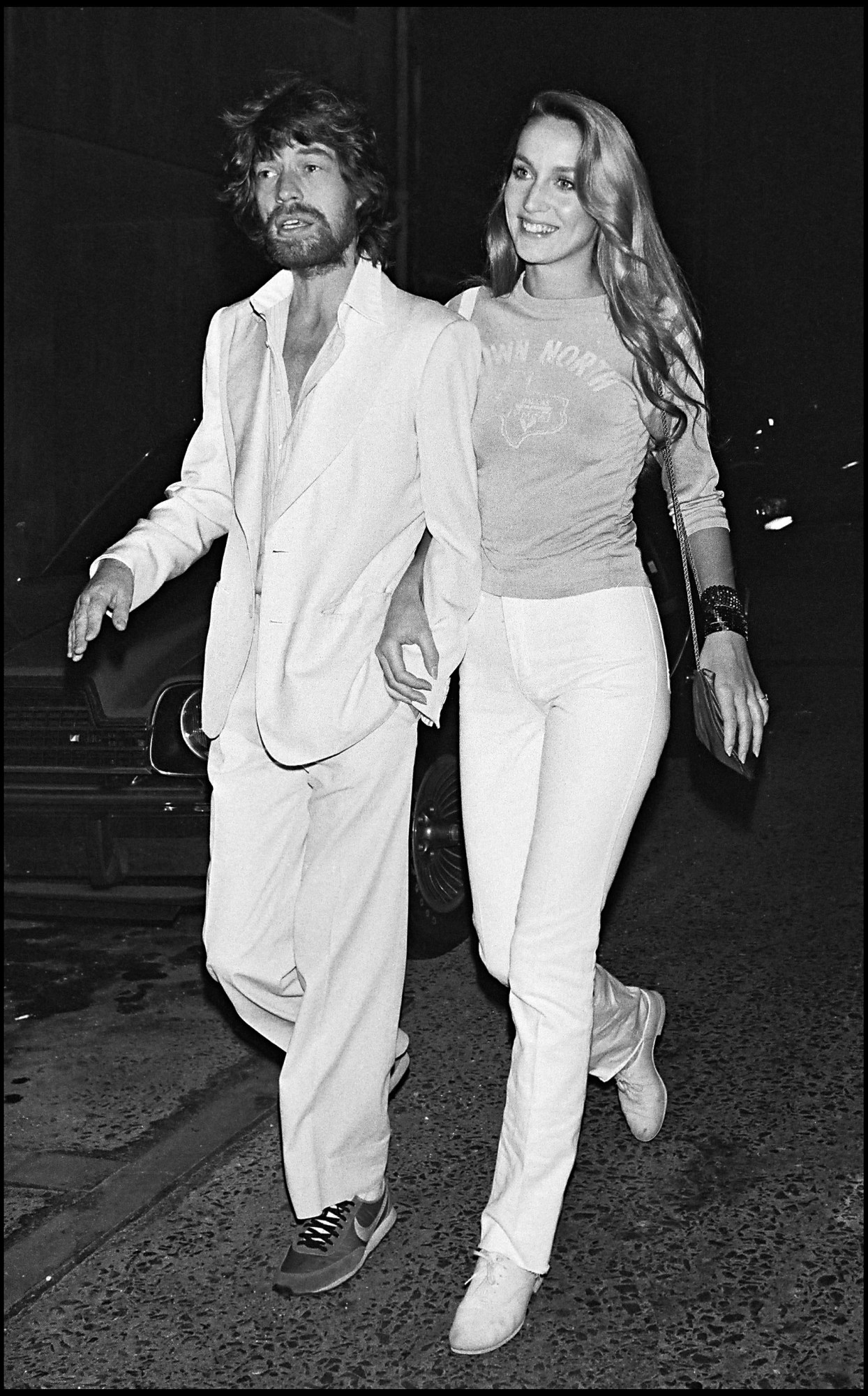 jerry hall and mick jagger walking down the street 1979